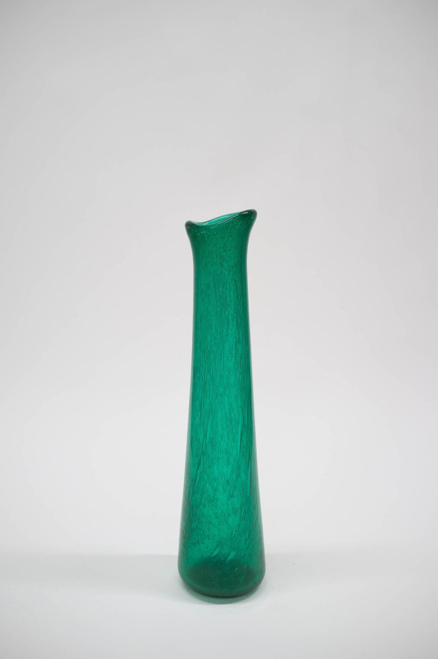 Midcentury Tall Green K-4022 "Grønland" Vase by Arne Jon Jutrem for  Hadeland at 1stDibs