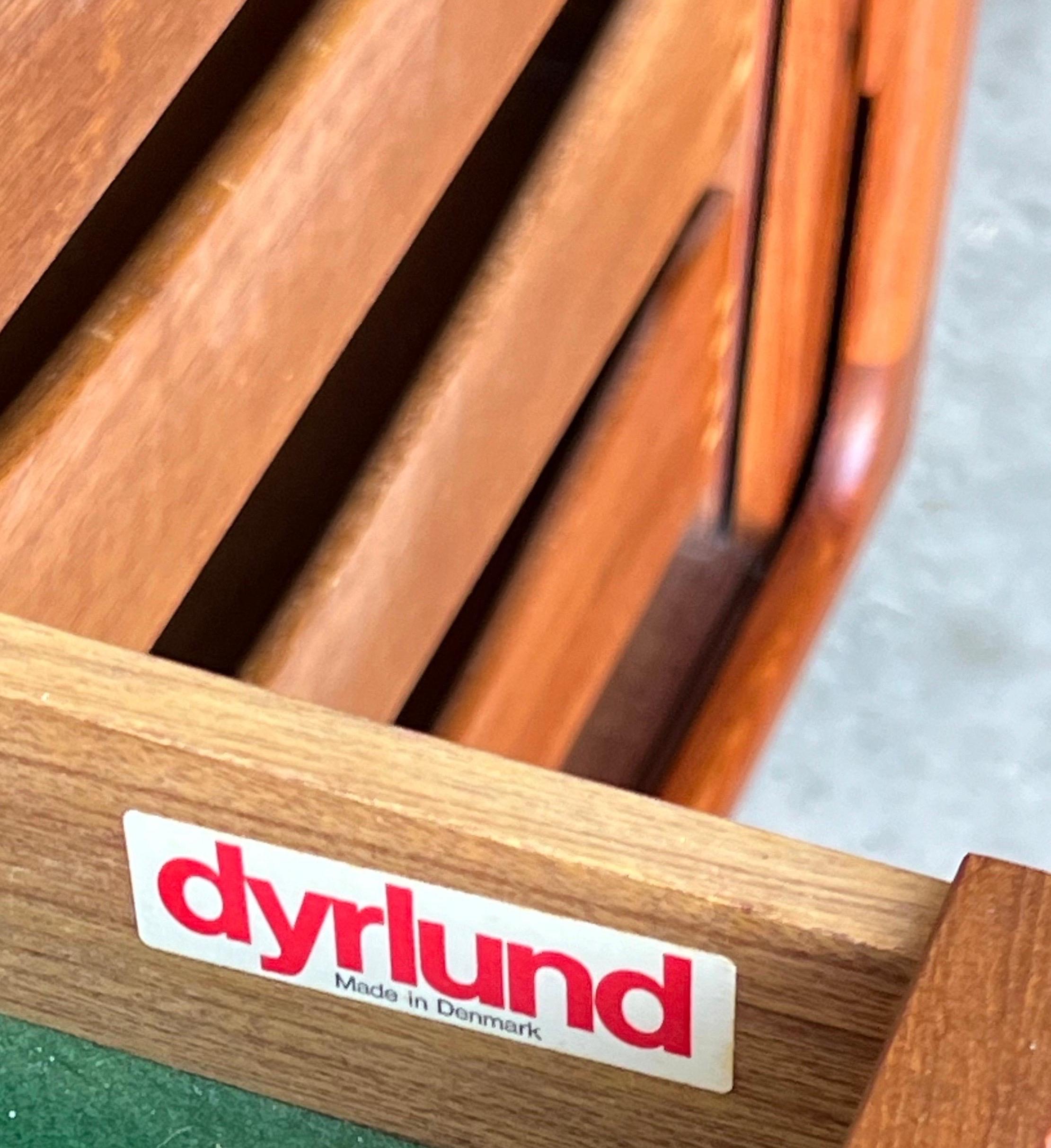 Danois Commode / crédence à porte tambour du milieu du siècle par Dyrlund en vente