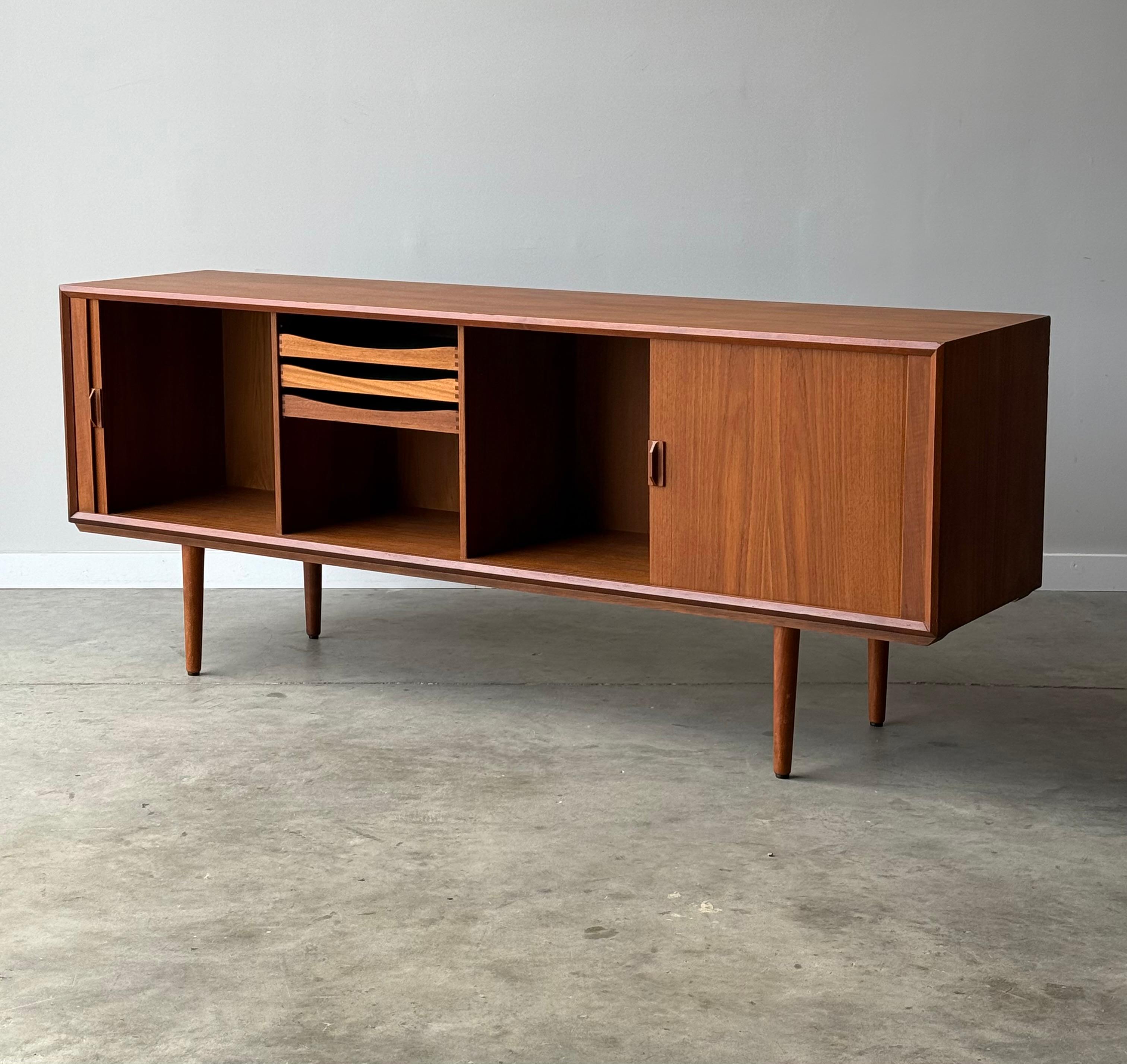 Mid-Century moderno Credenza in teak con anta a tamburo di metà secolo di Svend Aage Larsen in vendita