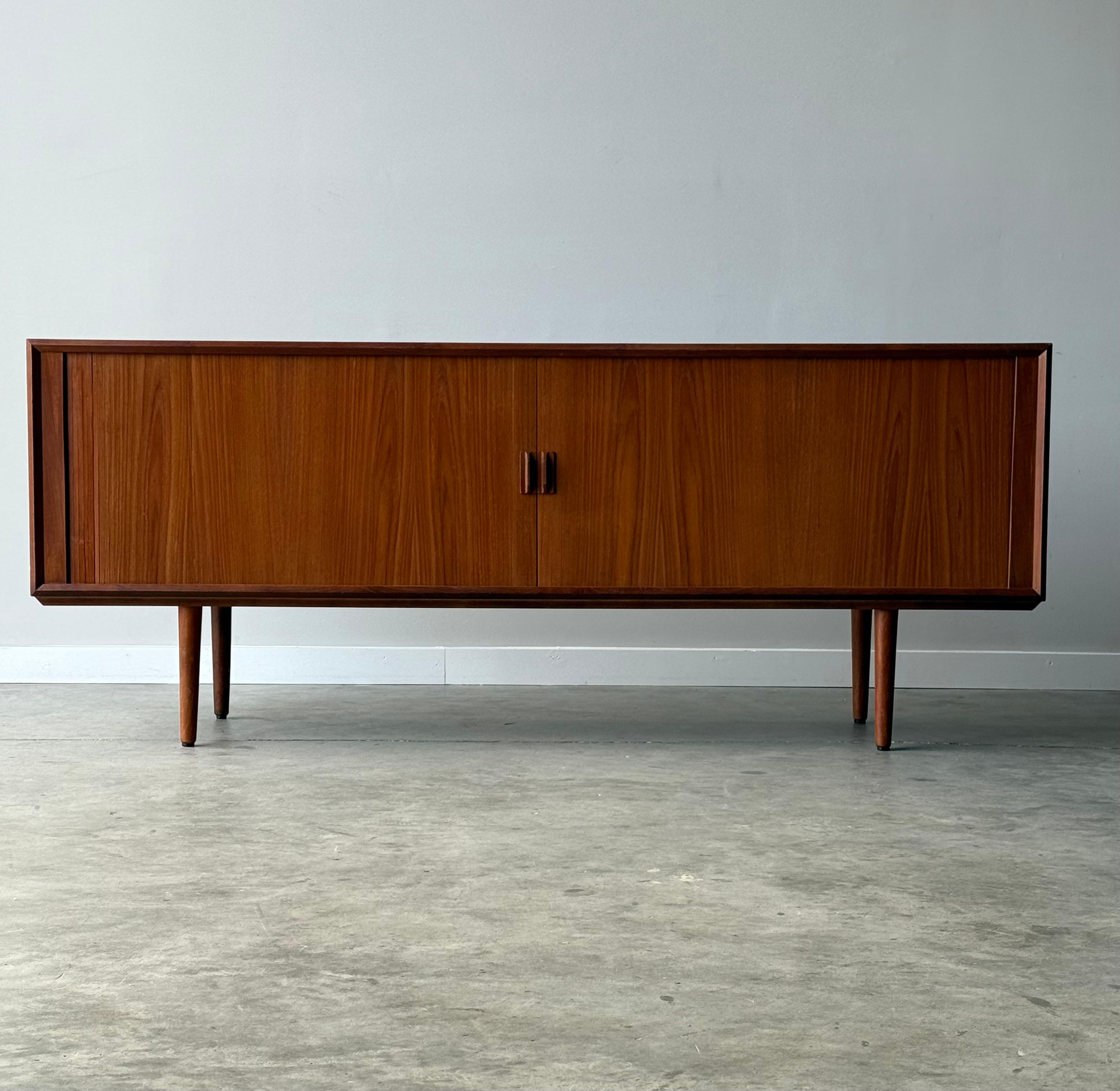 Danese Credenza in teak con anta a tamburo di metà secolo di Svend Aage Larsen in vendita