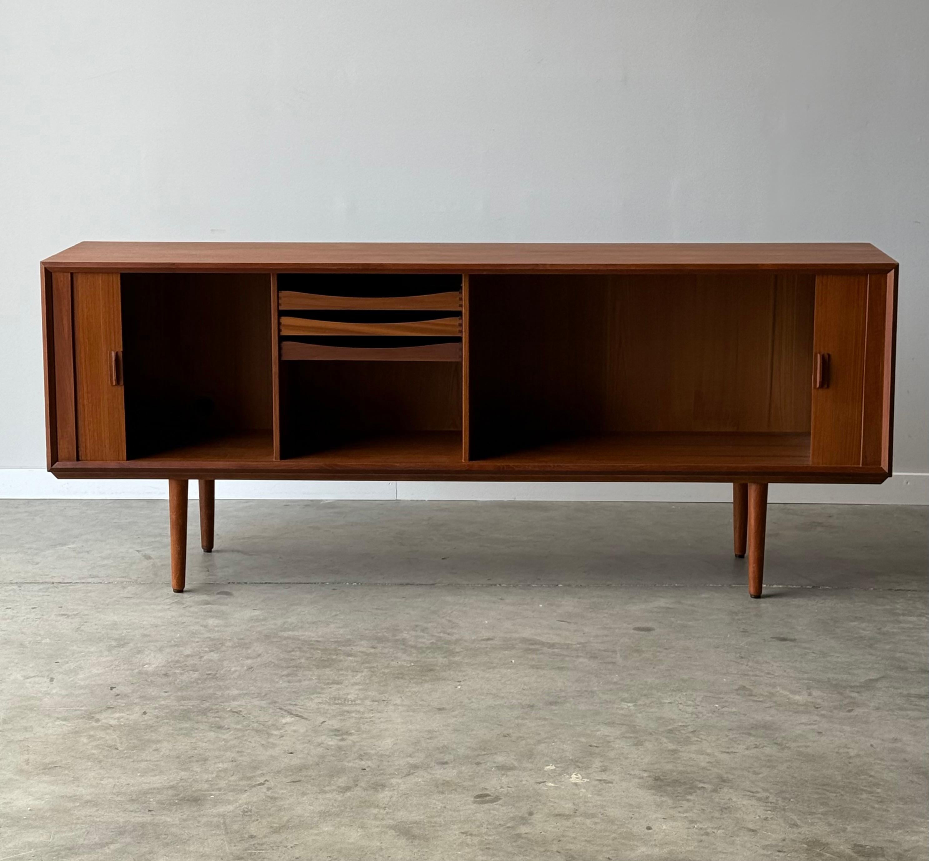 Credenza in teak con anta a tamburo di metà secolo di Svend Aage Larsen In condizioni buone in vendita a Raleigh, NC