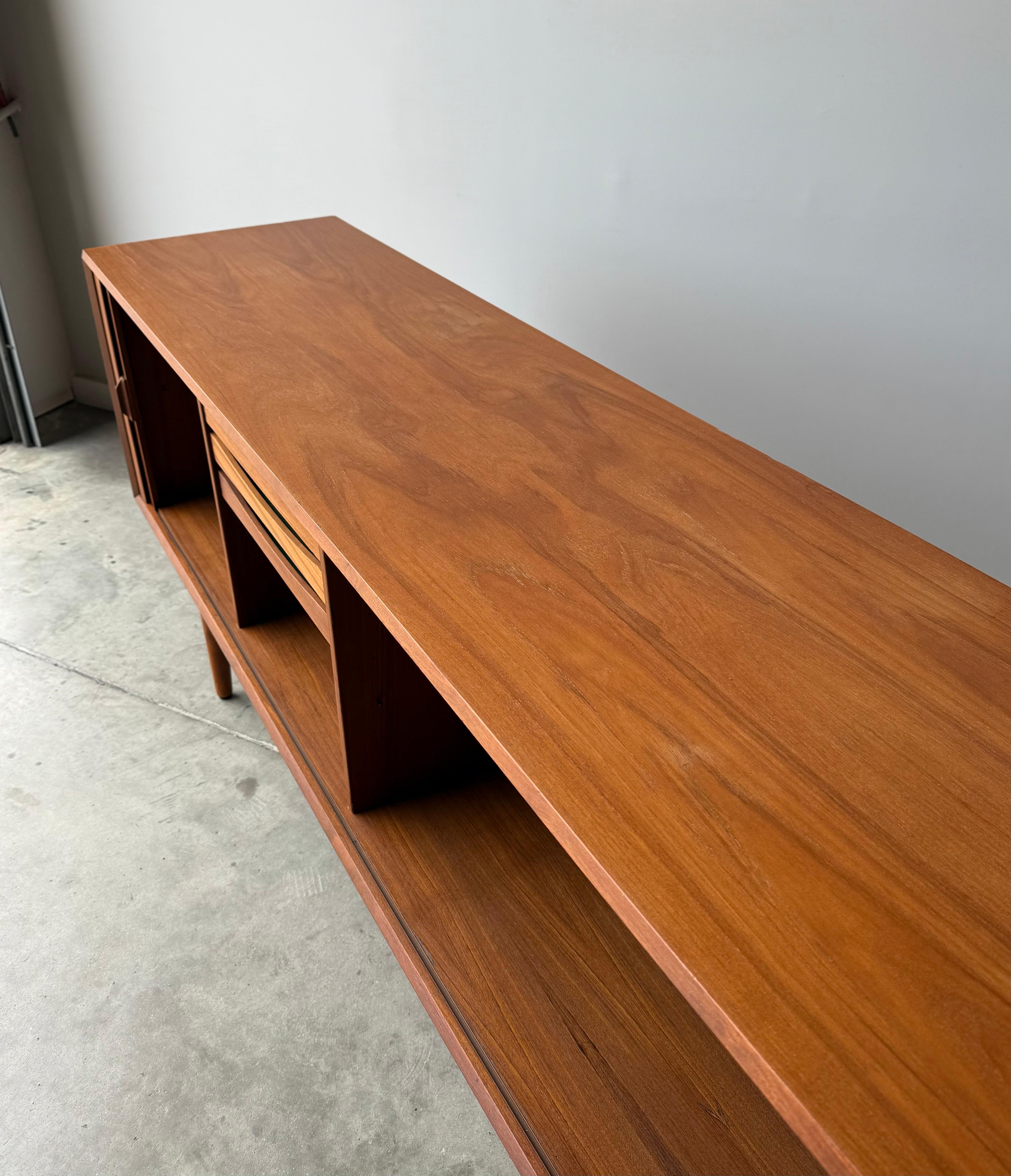 Metà XX secolo Credenza in teak con anta a tamburo di metà secolo di Svend Aage Larsen in vendita