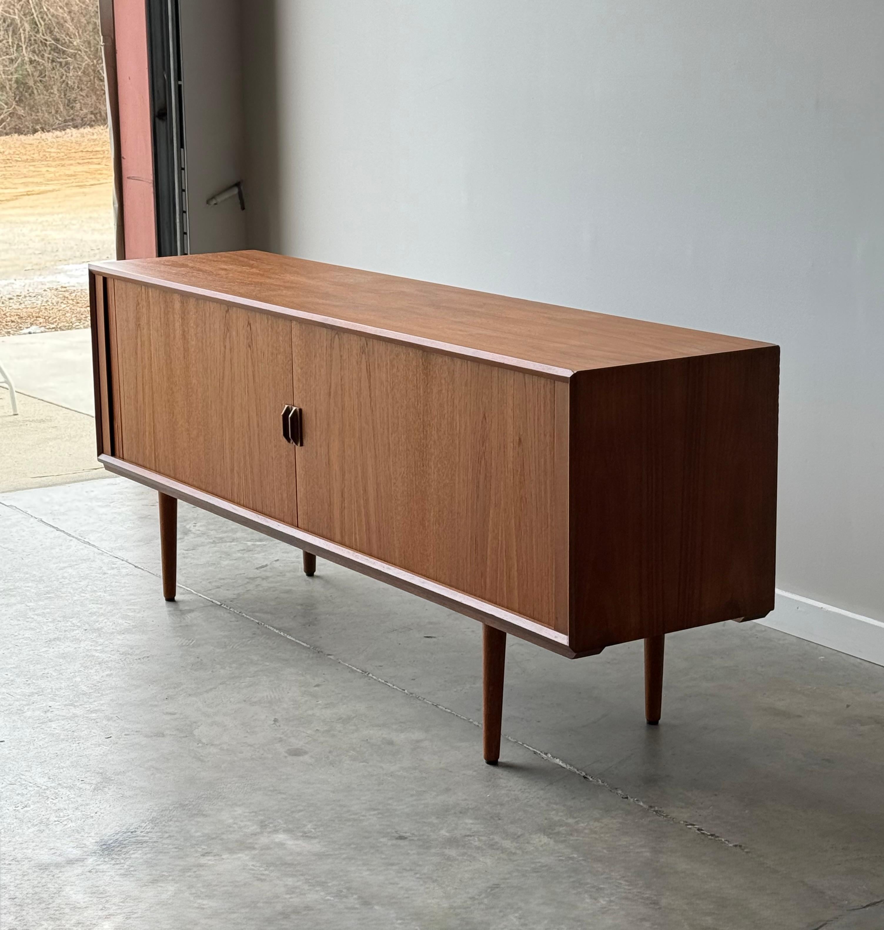 Credenza in teak con anta a tamburo di metà secolo di Svend Aage Larsen in vendita 2