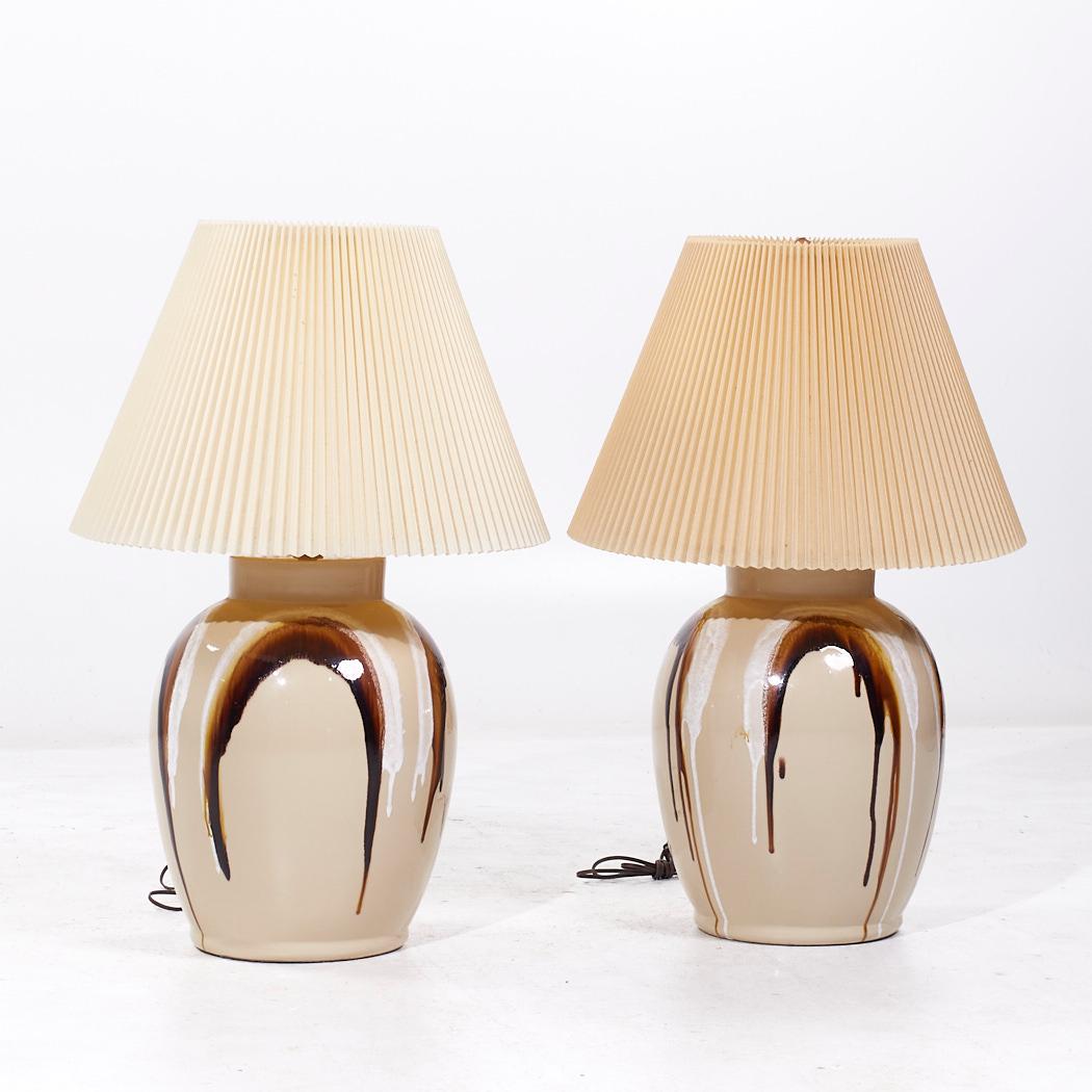 Mid Century Tan keramische Tropfglasur-Lampen - Paar

Jede Lampe misst: 21,5 cm breit x 21,5 cm tief x 32,5 cm hoch

Wir machen unsere Fotos in einem Studio mit kontrollierter Beleuchtung, um so viele Details wie möglich zu zeigen. Wir entfernen