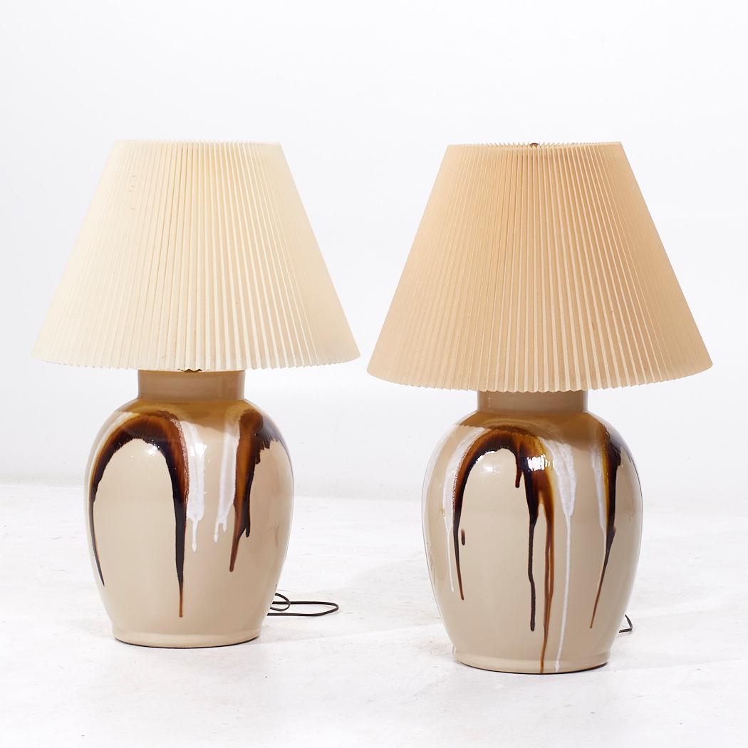 Mid Century Tan keramische Tropfglasur-Lampen - Paar (Moderne der Mitte des Jahrhunderts) im Angebot