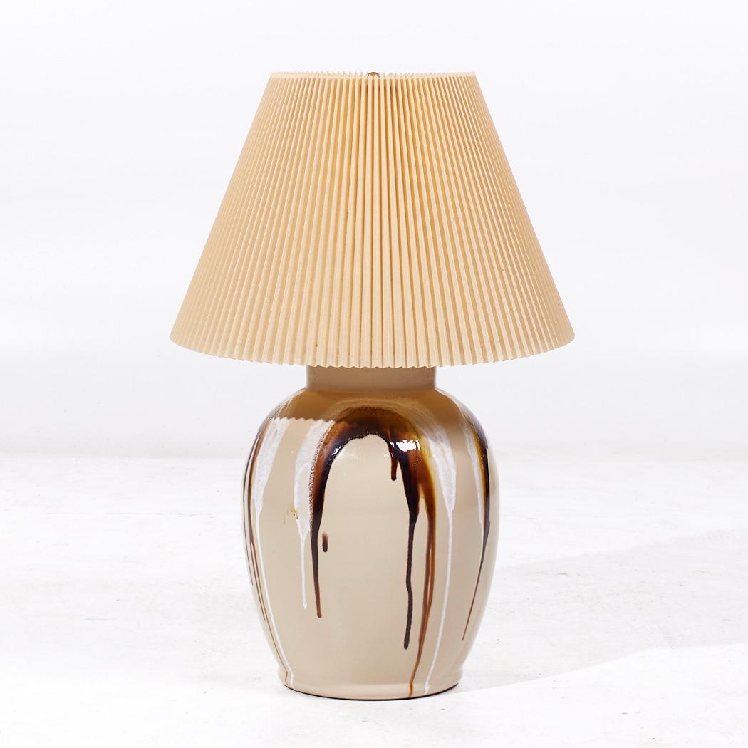 Mid Century Tan keramische Tropfglasur-Lampen - Paar (amerikanisch) im Angebot