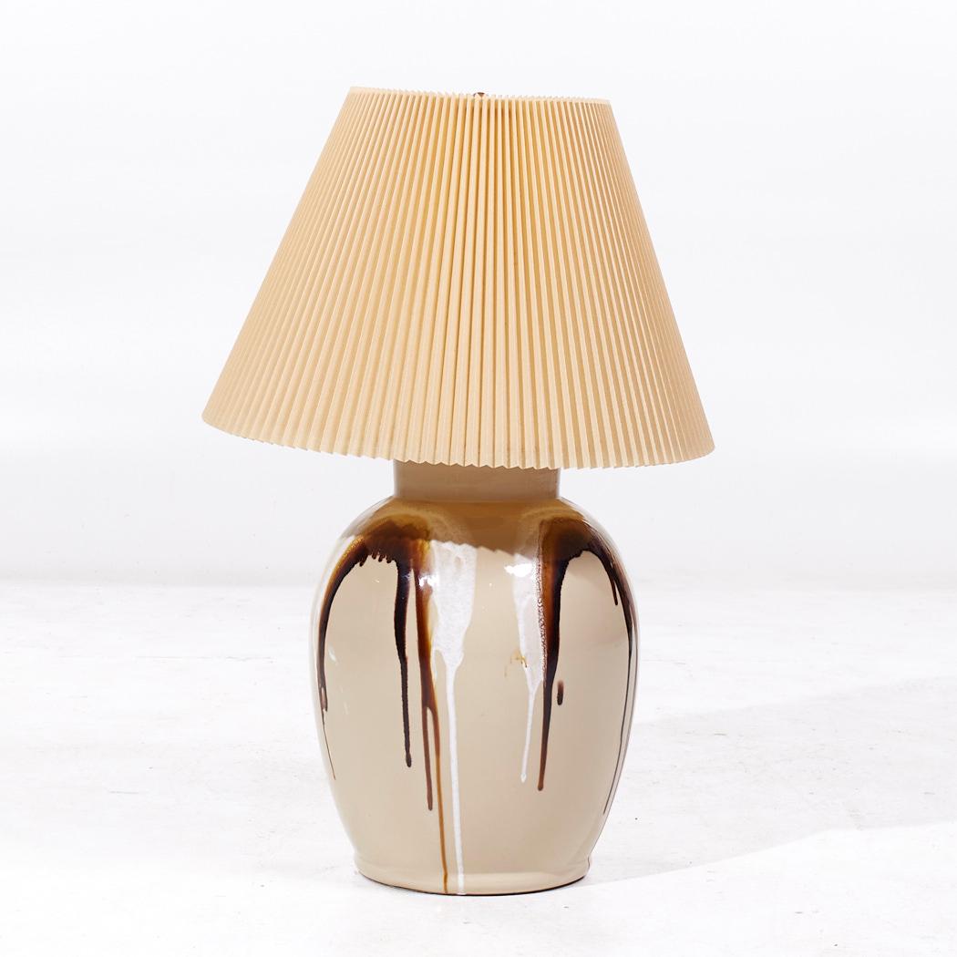Mid Century Tan keramische Tropfglasur-Lampen - Paar im Zustand „Gut“ im Angebot in Countryside, IL