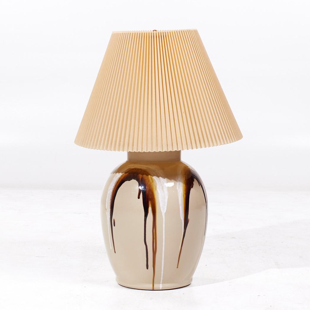 Mid Century Tan keramische Tropfglasur-Lampen - Paar (Ende des 20. Jahrhunderts) im Angebot
