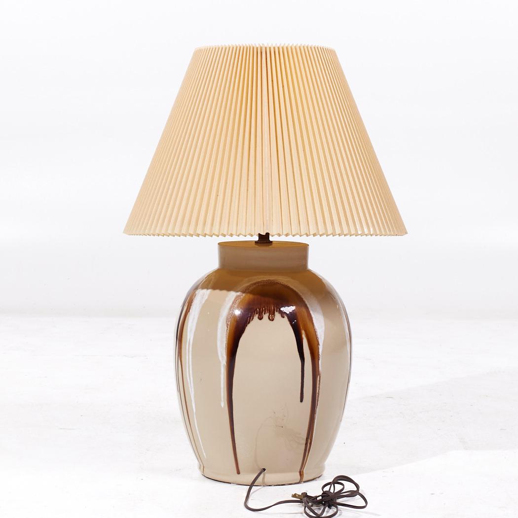 Mid Century Tan keramische Tropfglasur-Lampen - Paar (Keramik) im Angebot