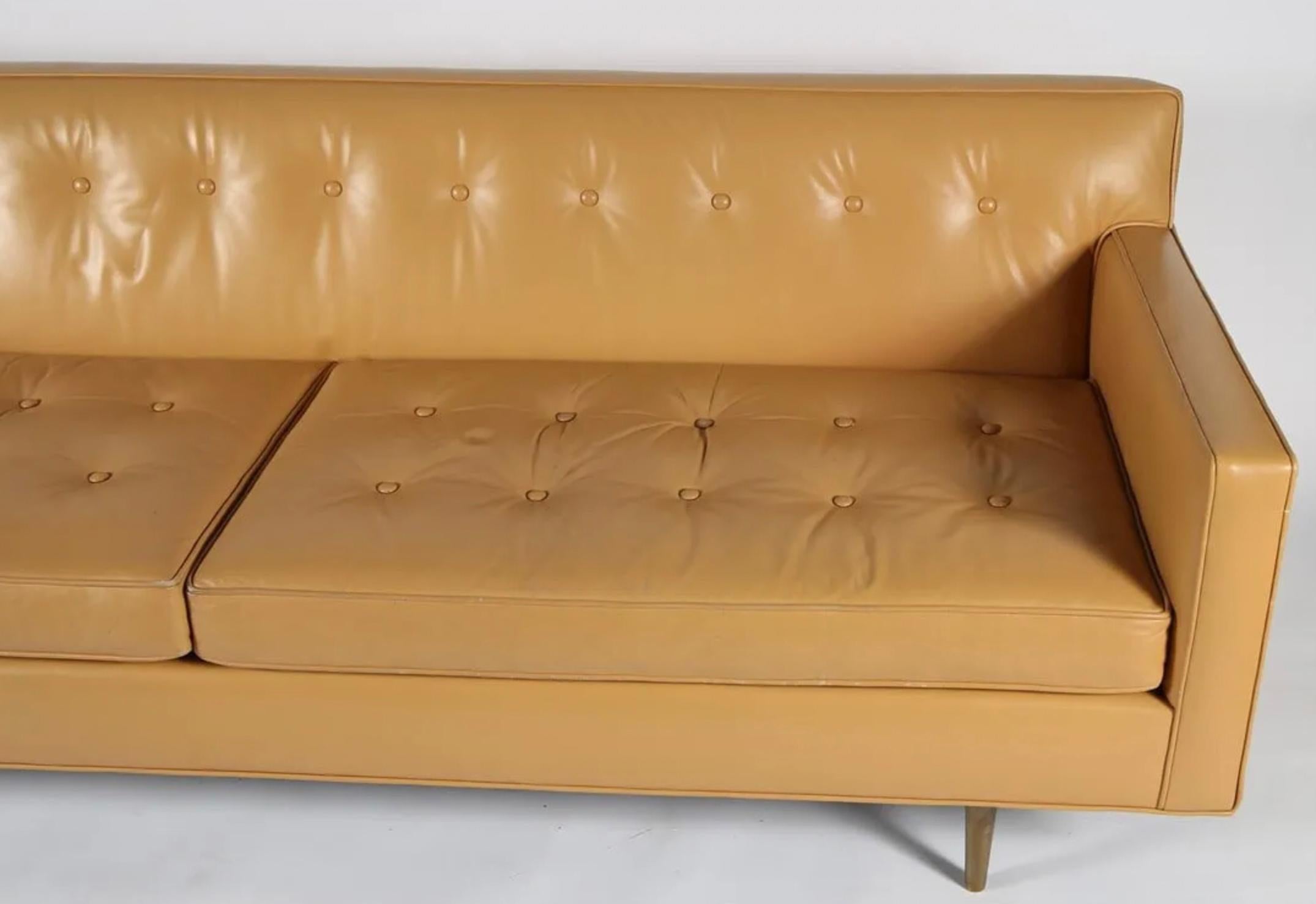 Mid-Century Modern Canapé 3 places en cuir fauve du milieu du siècle, pieds en laiton, Edward Wormley en vente