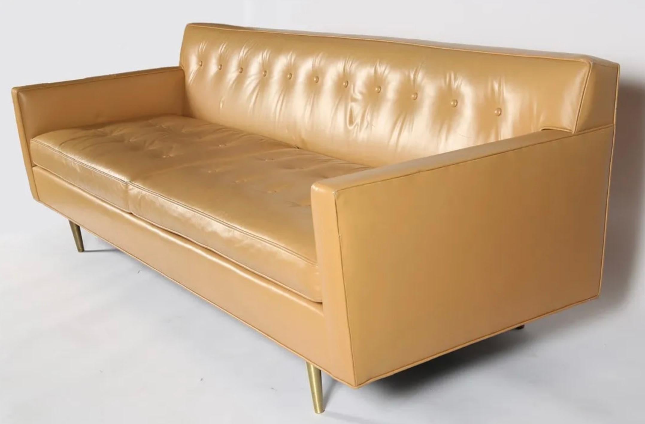 Mid Century Tan Leder Langes Sofa mit 3 Sitzen Beine aus Messing von Edward Wormley (amerikanisch) im Angebot