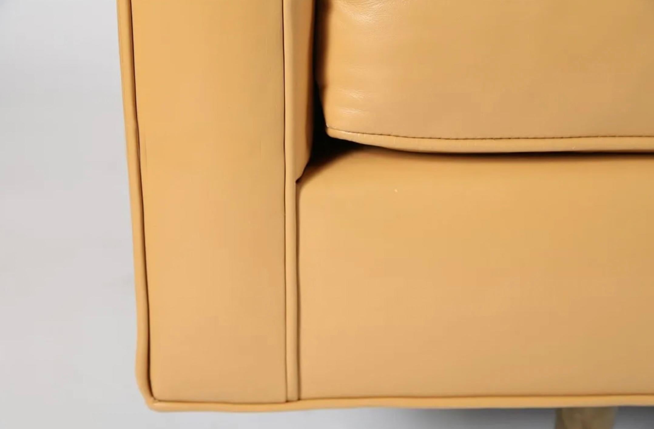 Mid Century Tan Leder Langes Sofa mit 3 Sitzen Beine aus Messing von Edward Wormley im Zustand „Gut“ im Angebot in BROOKLYN, NY