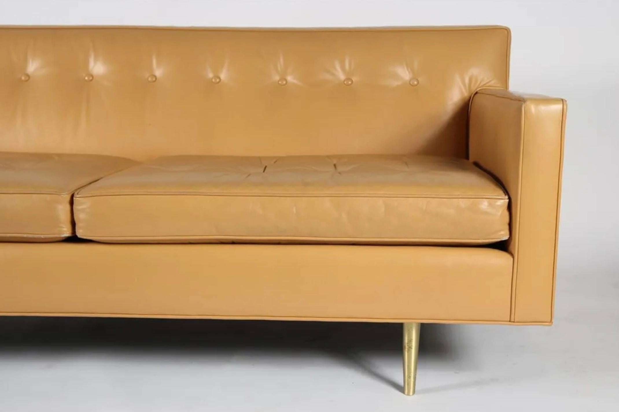 Mid-Century Modern Canapé d'amour en cuir brun clair mi-siècle avec pieds en laiton massif d'Edward Wormley en vente