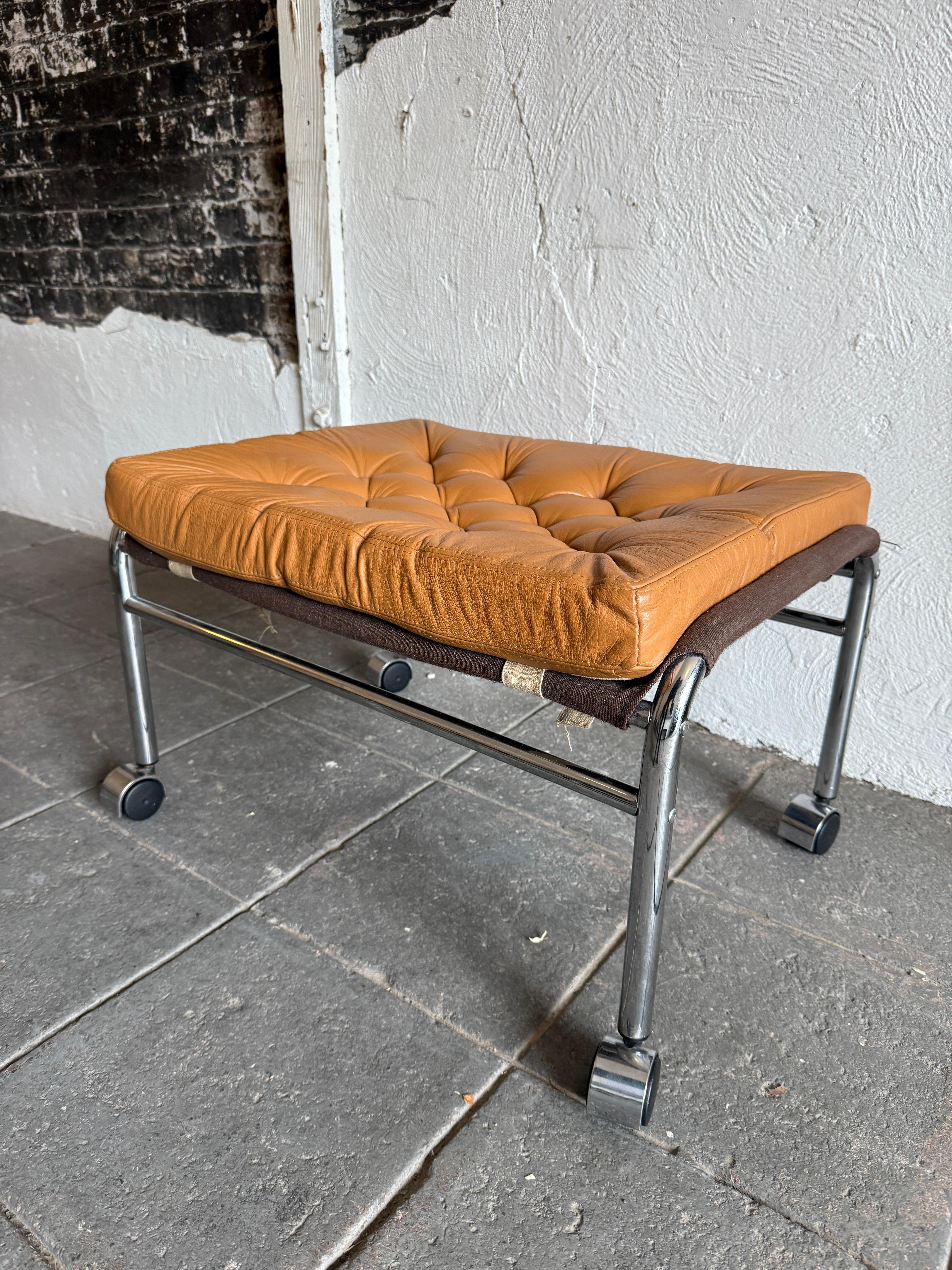 Postmoderne Pouf du milieu du siècle dernier en cuir brun clair tufté chrome avec roulettes par DUX en vente