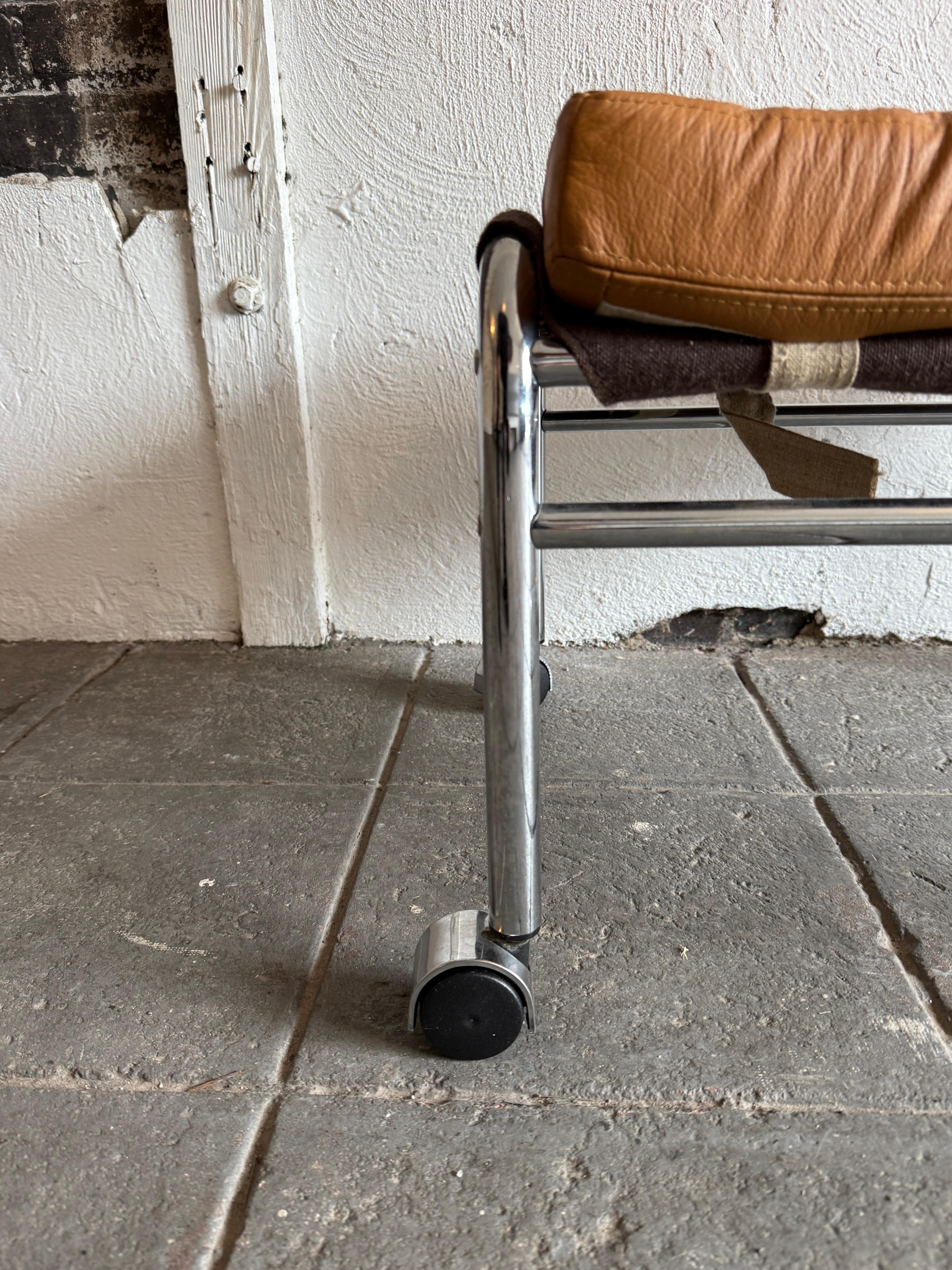 Suédois Pouf du milieu du siècle dernier en cuir brun clair tufté chrome avec roulettes par DUX en vente