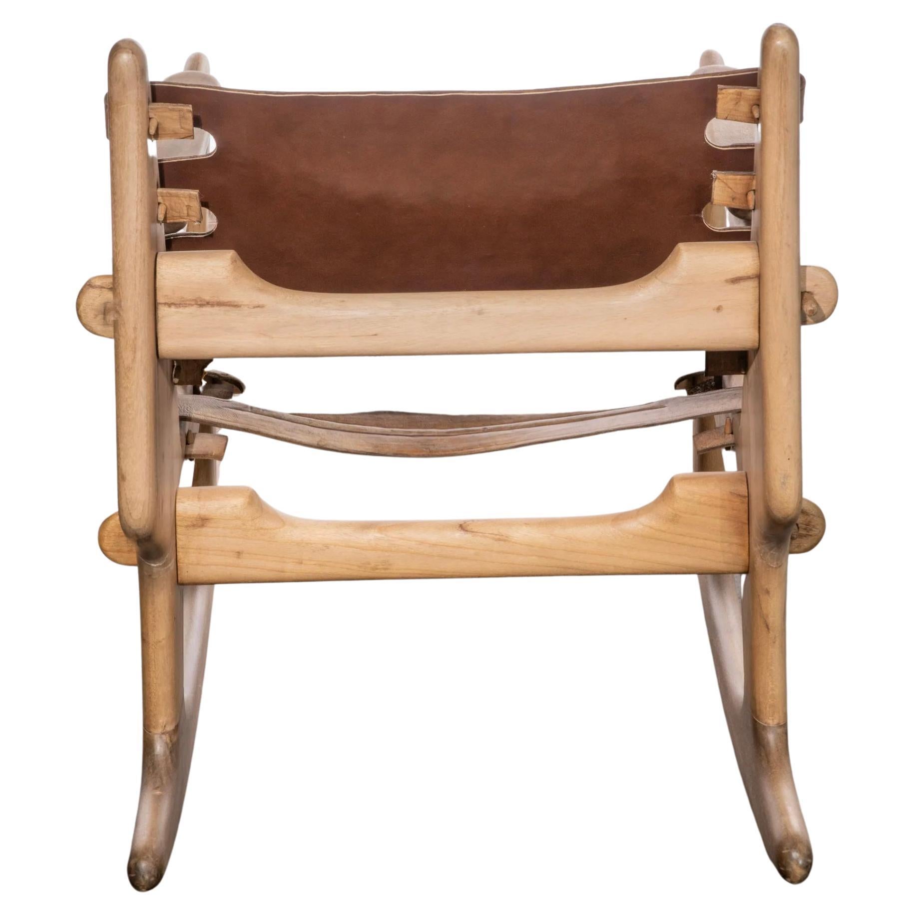 Chaise légère en bois massif à bascule safari Tan tooled Leather par le designer équatorien Angel Pazmino. Cuir fauve estampé d'origine. Belle patine sur le cuir et le bois. Toutes les goupilles sont présentes et il est solide. Fabriqué en Équateur.
