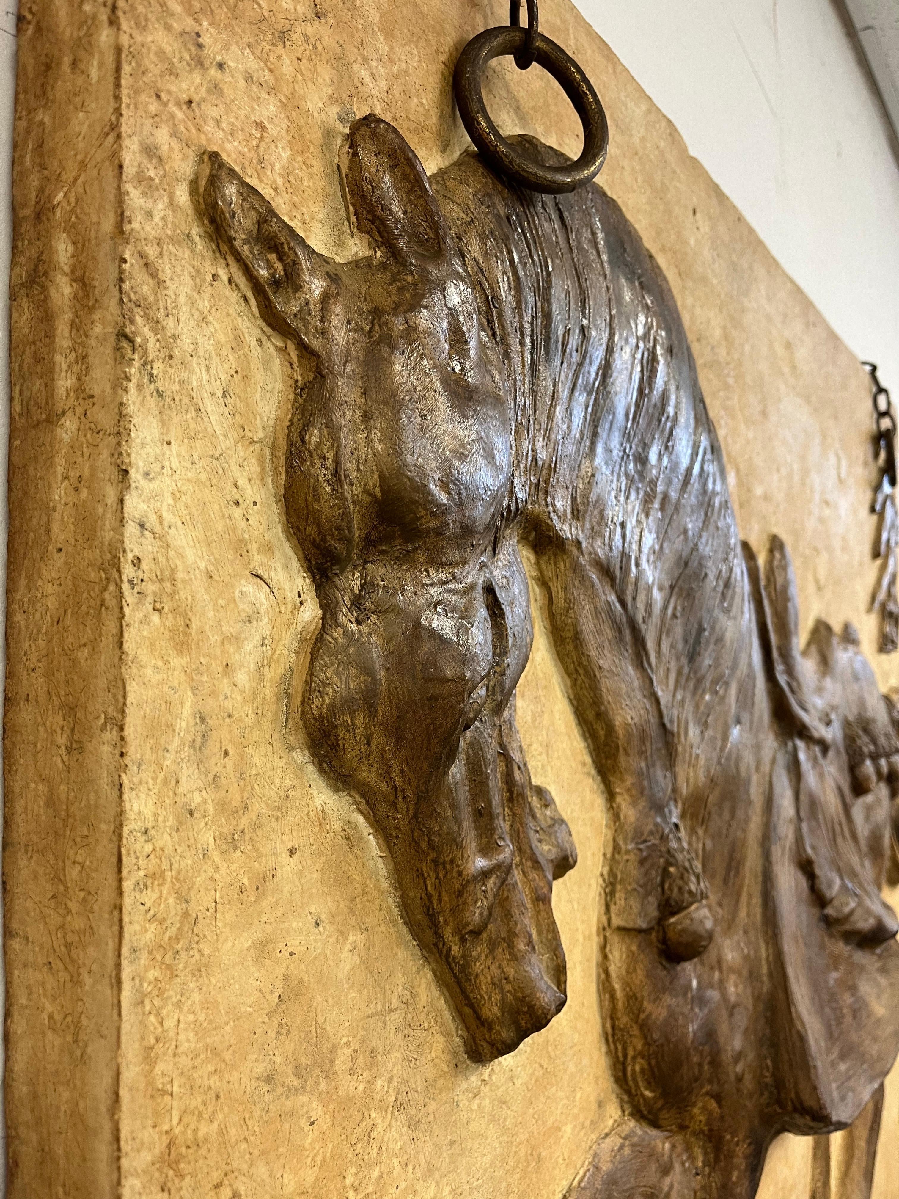 Erhebliche Größe. Vintage fiberglass Tang Horse Wandskulptur. Große Bewegung und Tiefe. Reichlich patiniert. 
Bordsteinkante nach NYC/Philly $450