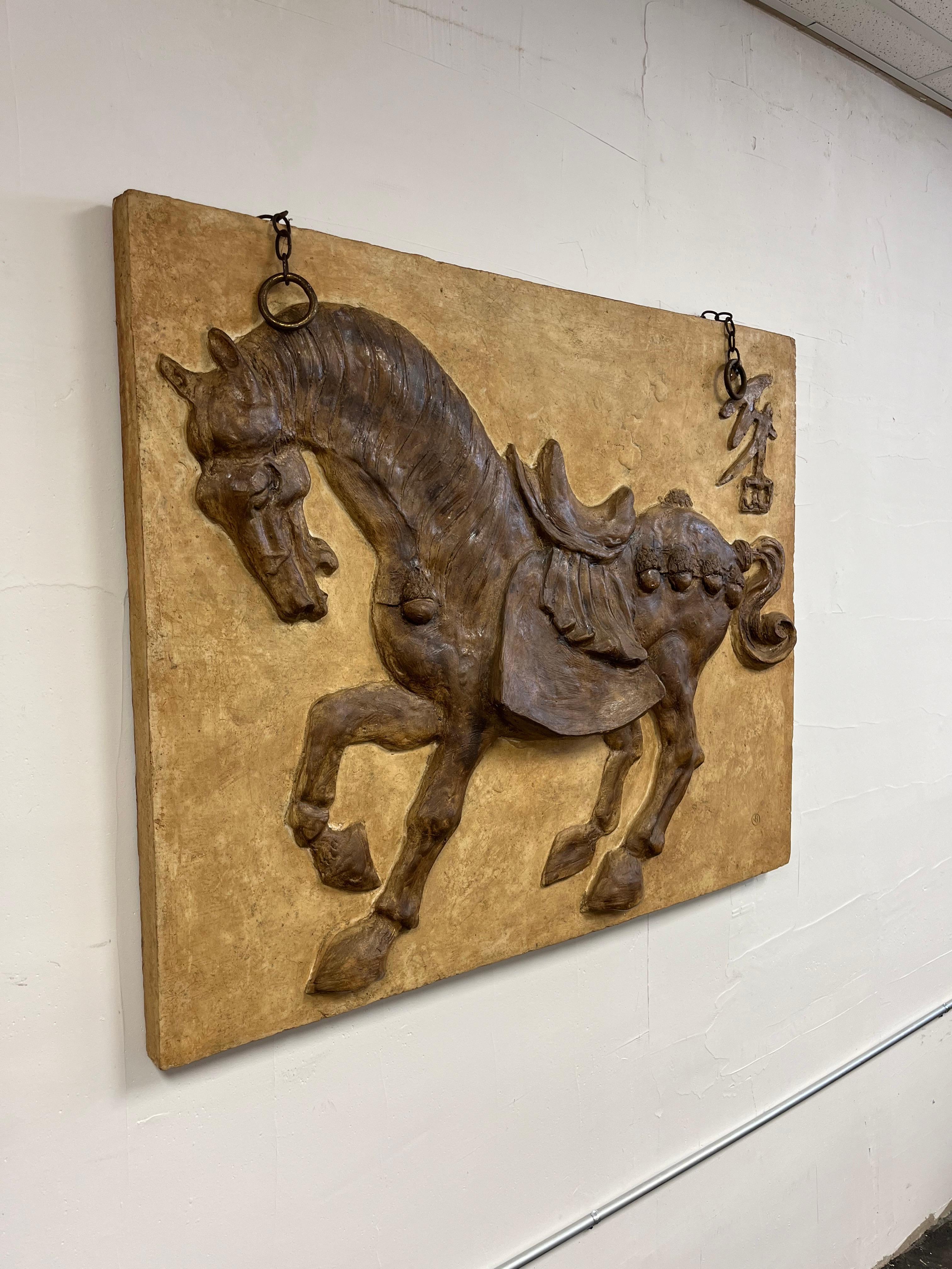 Mid Century Tang Pferd Wandskulptur (Moderne der Mitte des Jahrhunderts) im Angebot