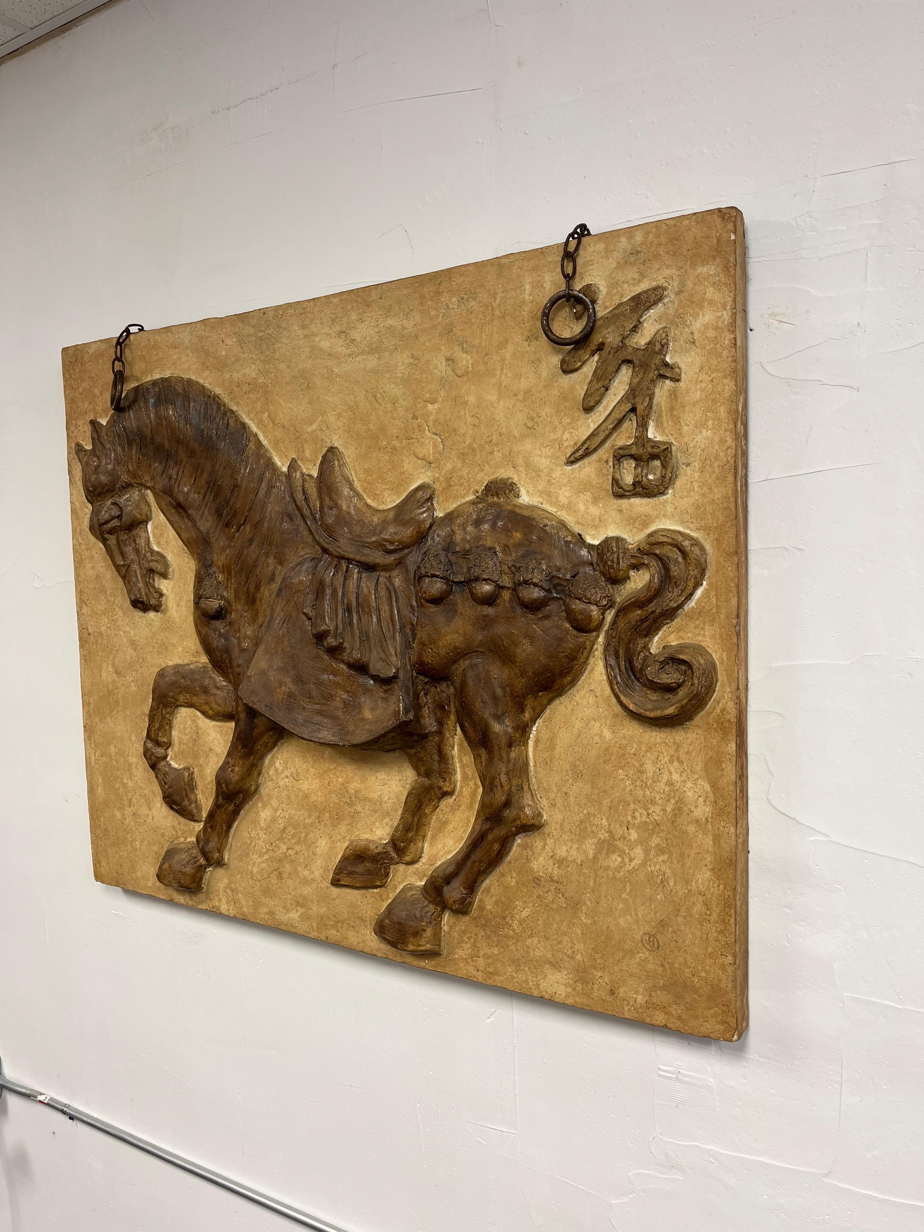 Mid Century Tang Pferd Wandskulptur (amerikanisch) im Angebot