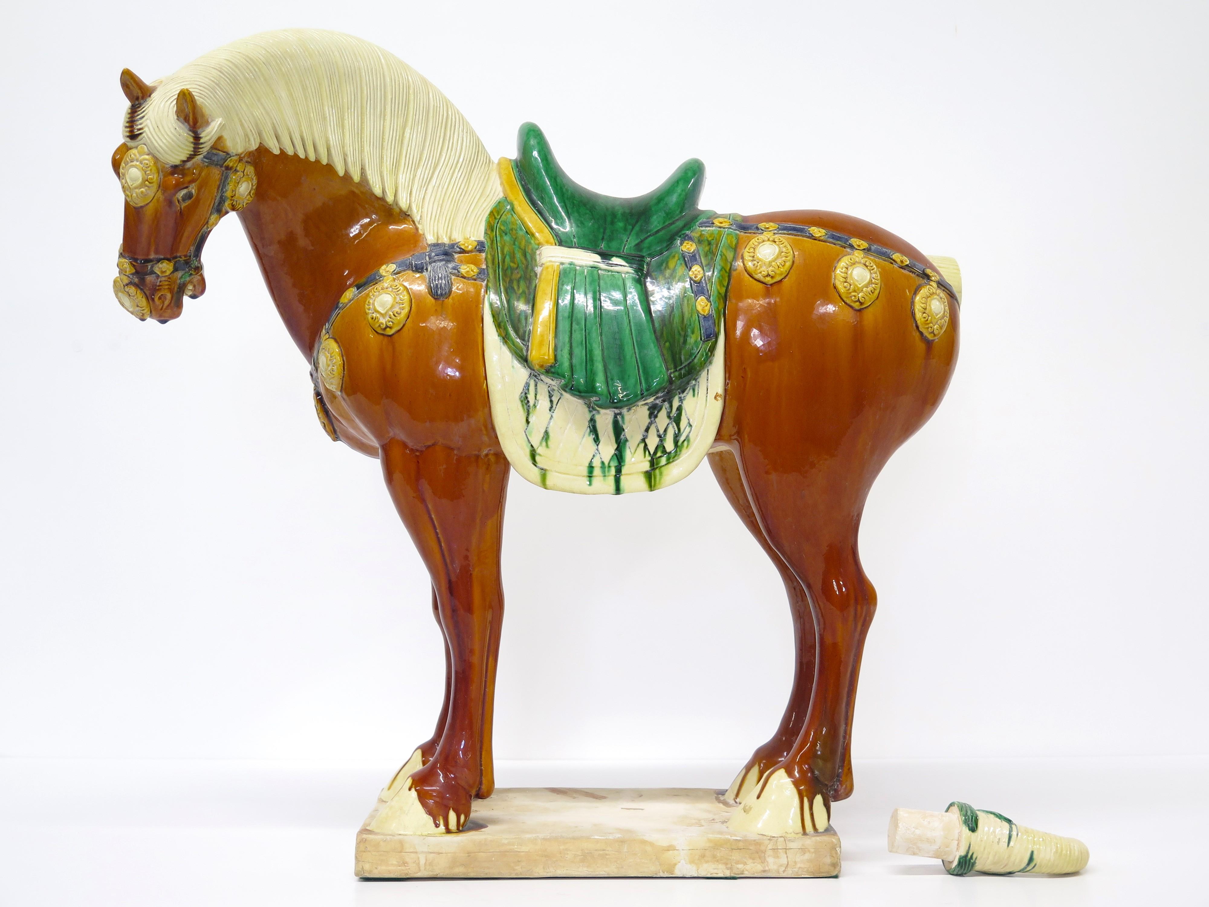 Chinesisches Keramikpferd im Tang-Stil aus der Mitte des Jahrhunderts im Angebot 10