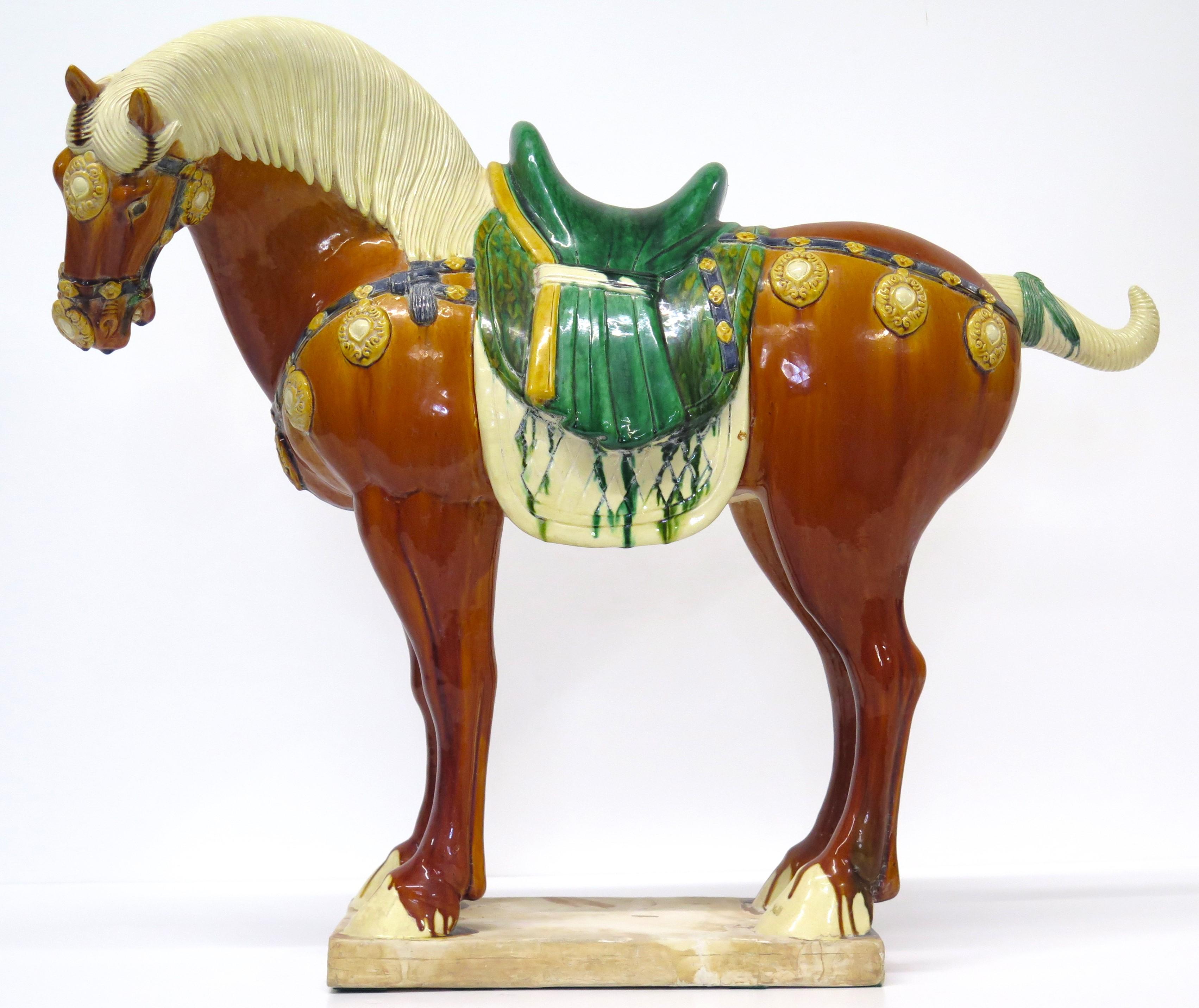 Chinesisches Keramikpferd im Tang-Stil aus der Mitte des Jahrhunderts im Angebot 12
