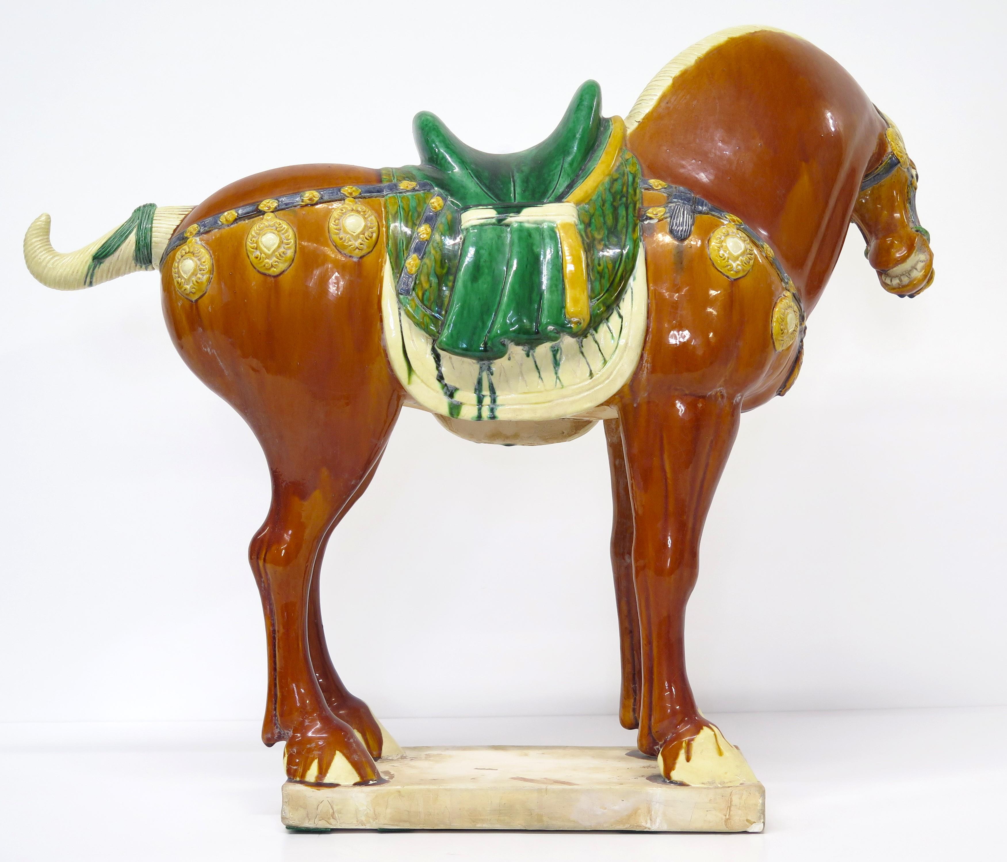 Chinesisches Keramikpferd im Tang-Stil aus der Mitte des Jahrhunderts (Glasiert) im Angebot