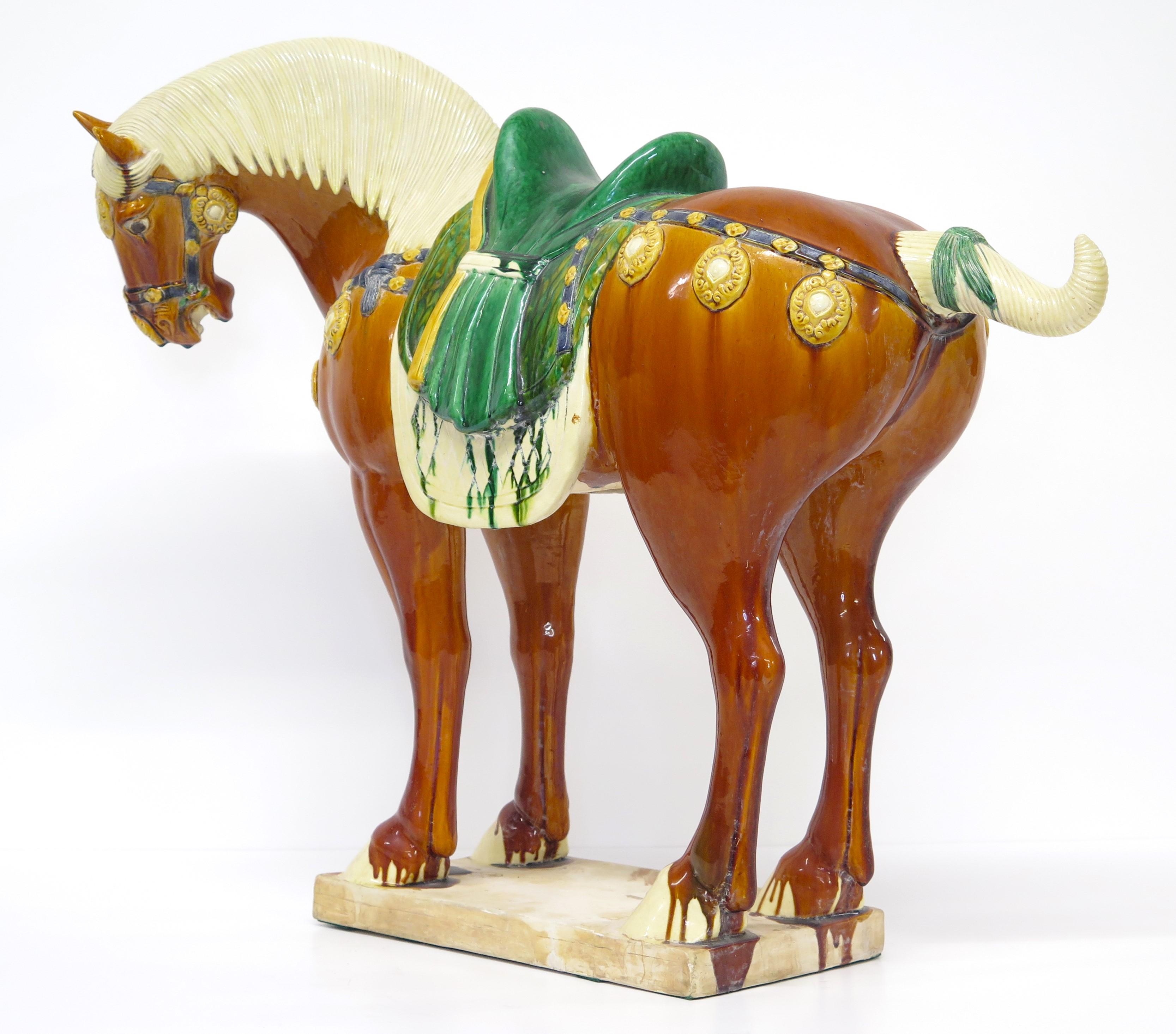 Chinesisches Keramikpferd im Tang-Stil aus der Mitte des Jahrhunderts im Zustand „Gut“ im Angebot in Dallas, TX