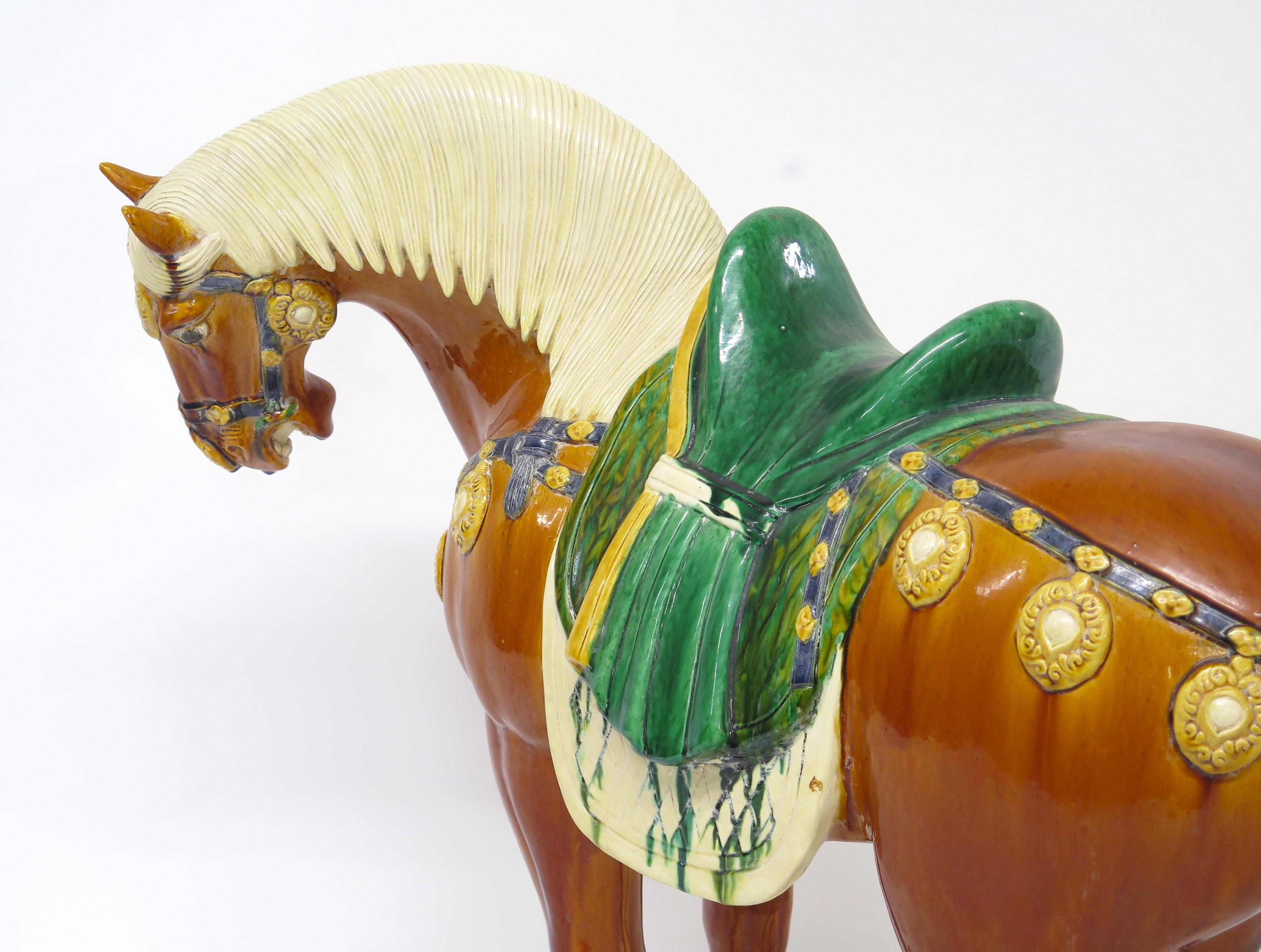 Chinesisches Keramikpferd im Tang-Stil aus der Mitte des Jahrhunderts im Angebot 2