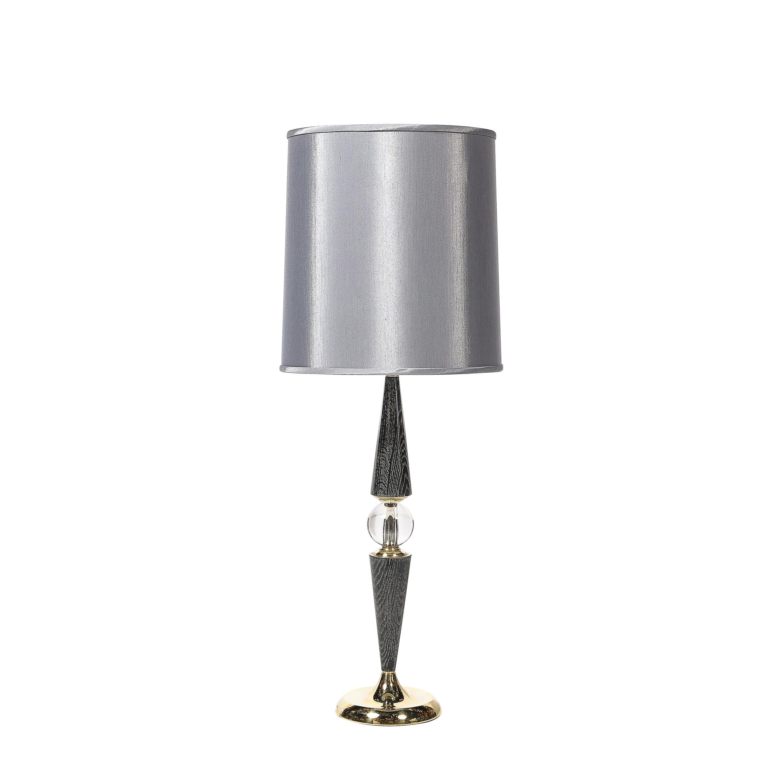 Cette étonnante paire de lampes de table modernistes du milieu du siècle, fabriquées en Amérique vers 1960, illustre la sophistication élégante et le design innovant caractéristiques de l'époque. Les lampes combinent une variété de matériaux