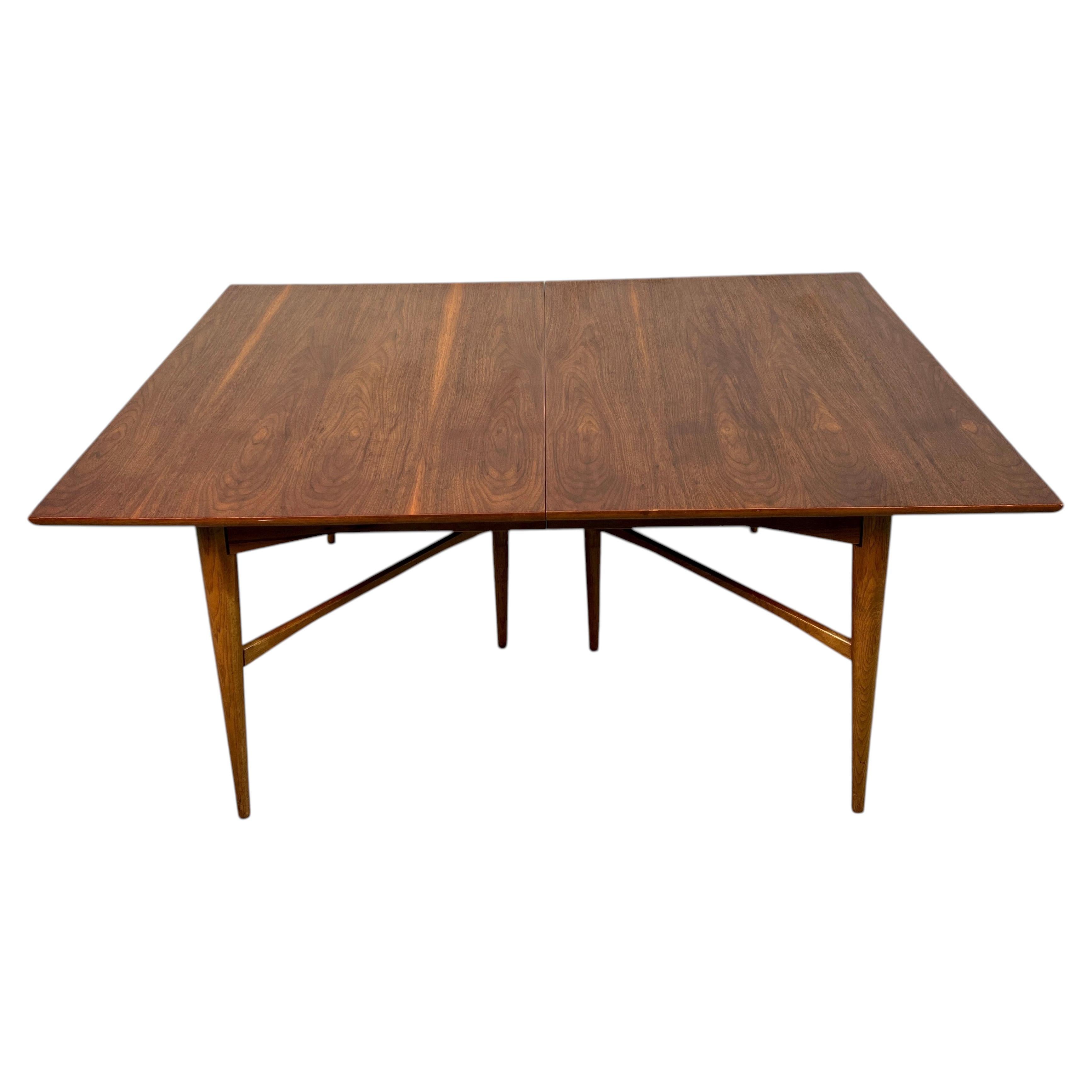 Mesa extensible cónica de nogal de mediados de siglo en venta
