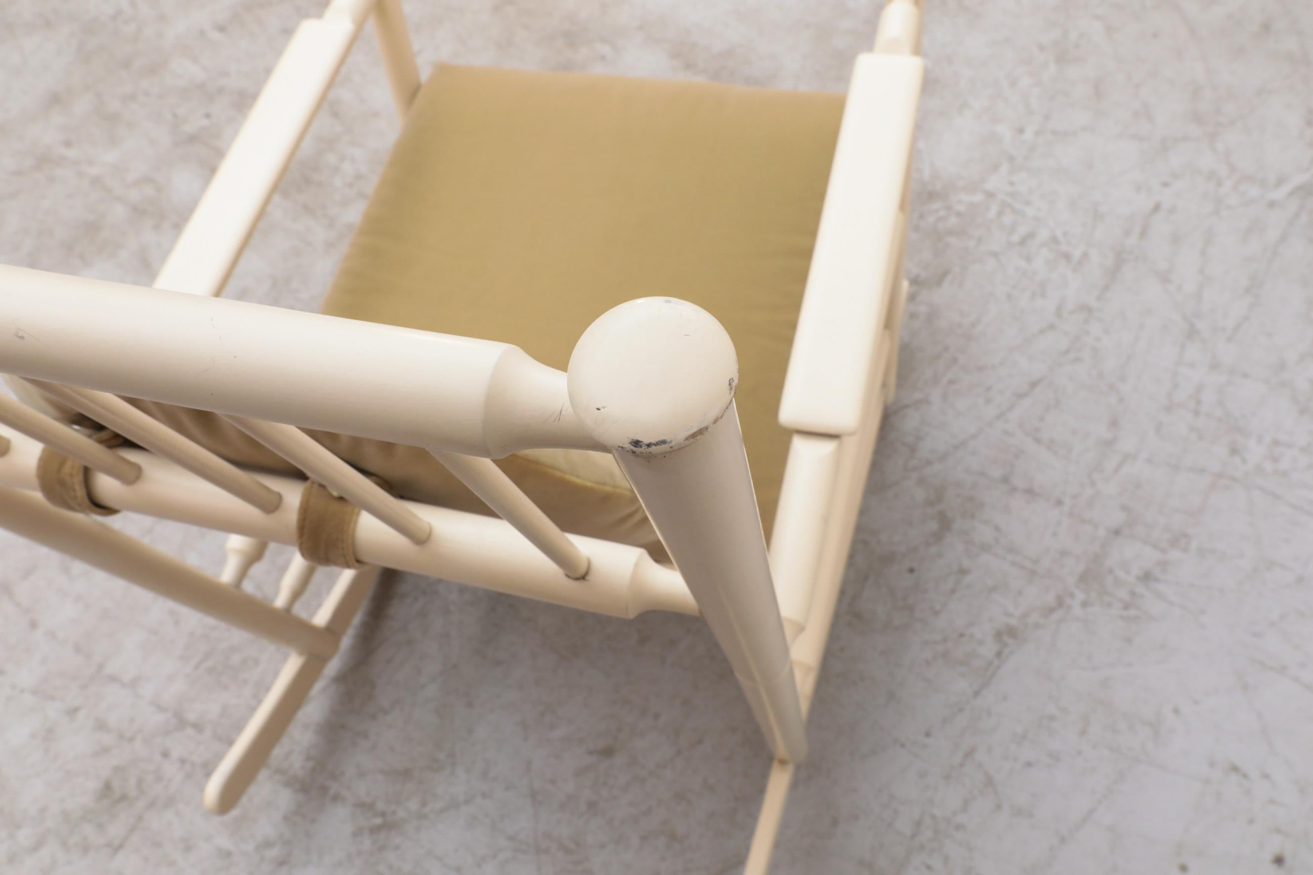 Fauteuil à bascule du milieu du siècle inspiré de Tapiovaara Off-White avec coussins dorés en vente 2