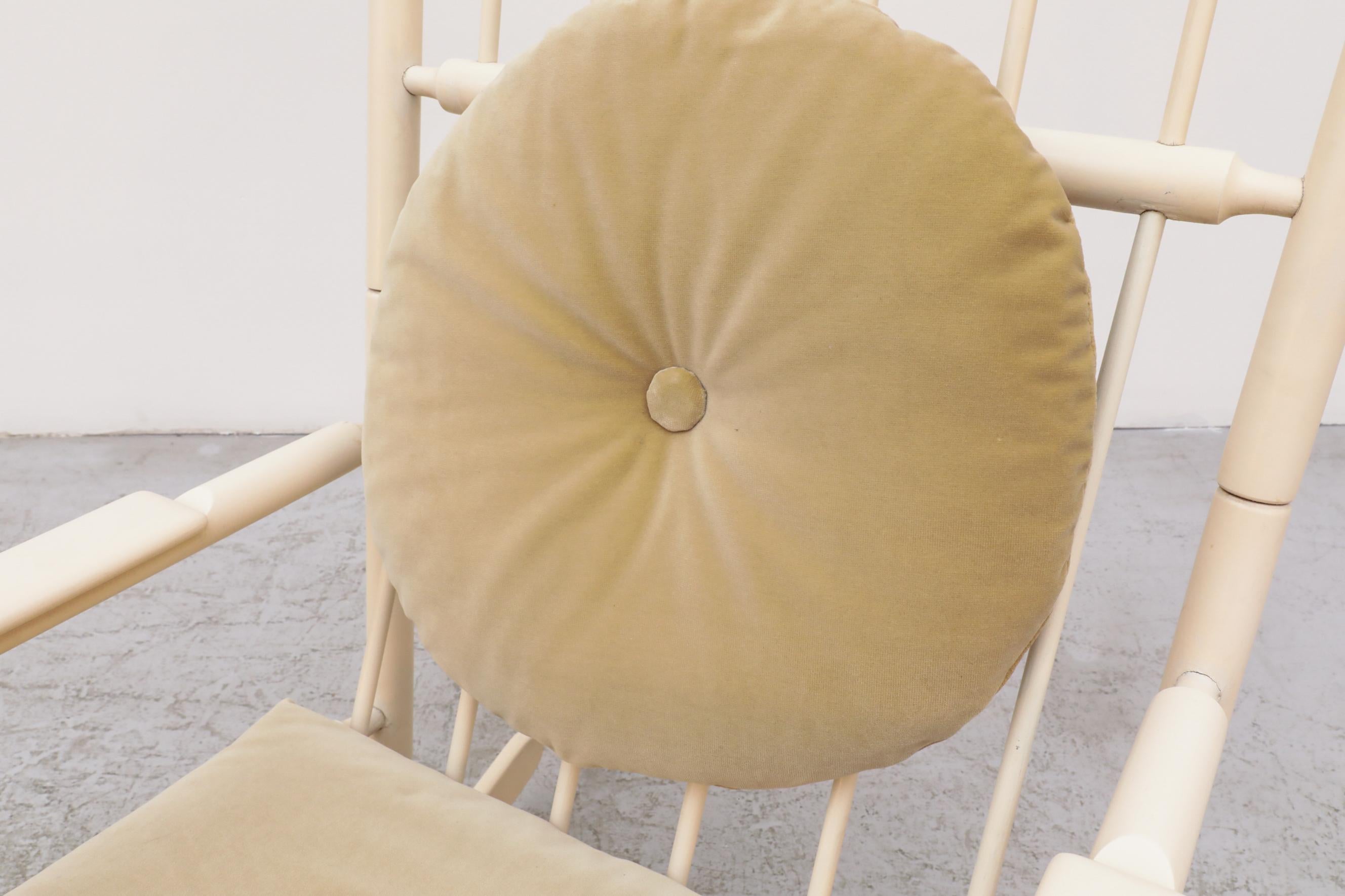 Fauteuil à bascule du milieu du siècle inspiré de Tapiovaara Off-White avec coussins dorés en vente 4