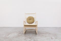 Fauteuil à bascule du milieu du siècle inspiré de Tapiovaara Off-White avec coussins dorés
