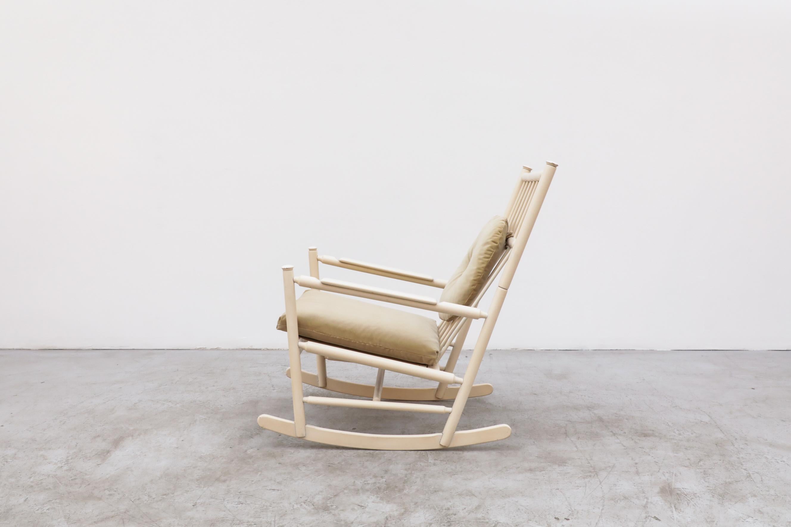 Néerlandais Fauteuil à bascule du milieu du siècle inspiré de Tapiovaara Off-White avec coussins dorés en vente