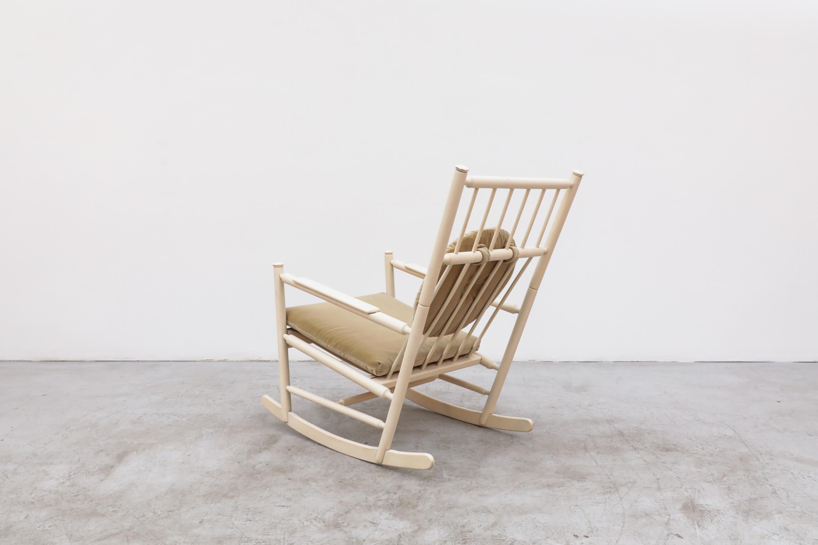 Laqué Fauteuil à bascule du milieu du siècle inspiré de Tapiovaara Off-White avec coussins dorés en vente