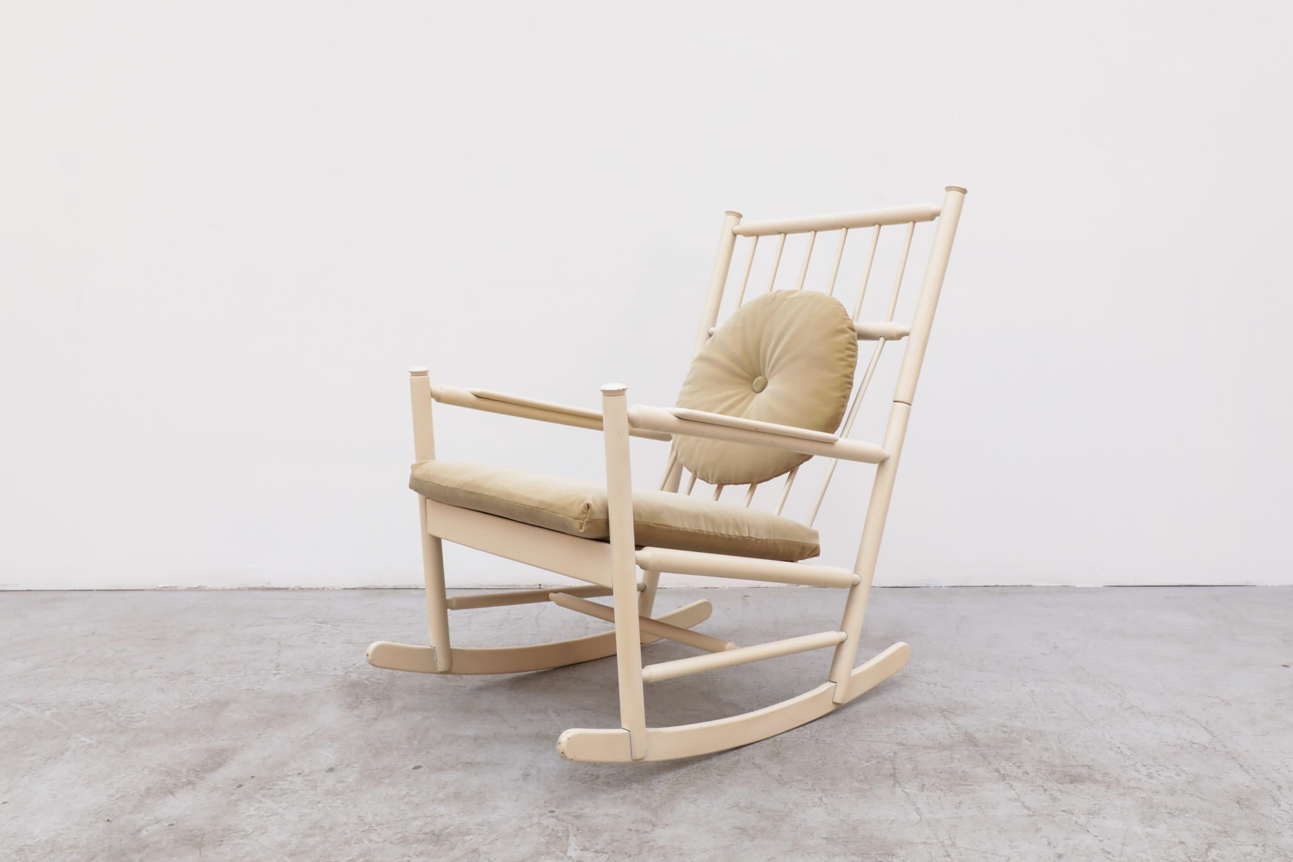 Bois Fauteuil à bascule du milieu du siècle inspiré de Tapiovaara Off-White avec coussins dorés en vente