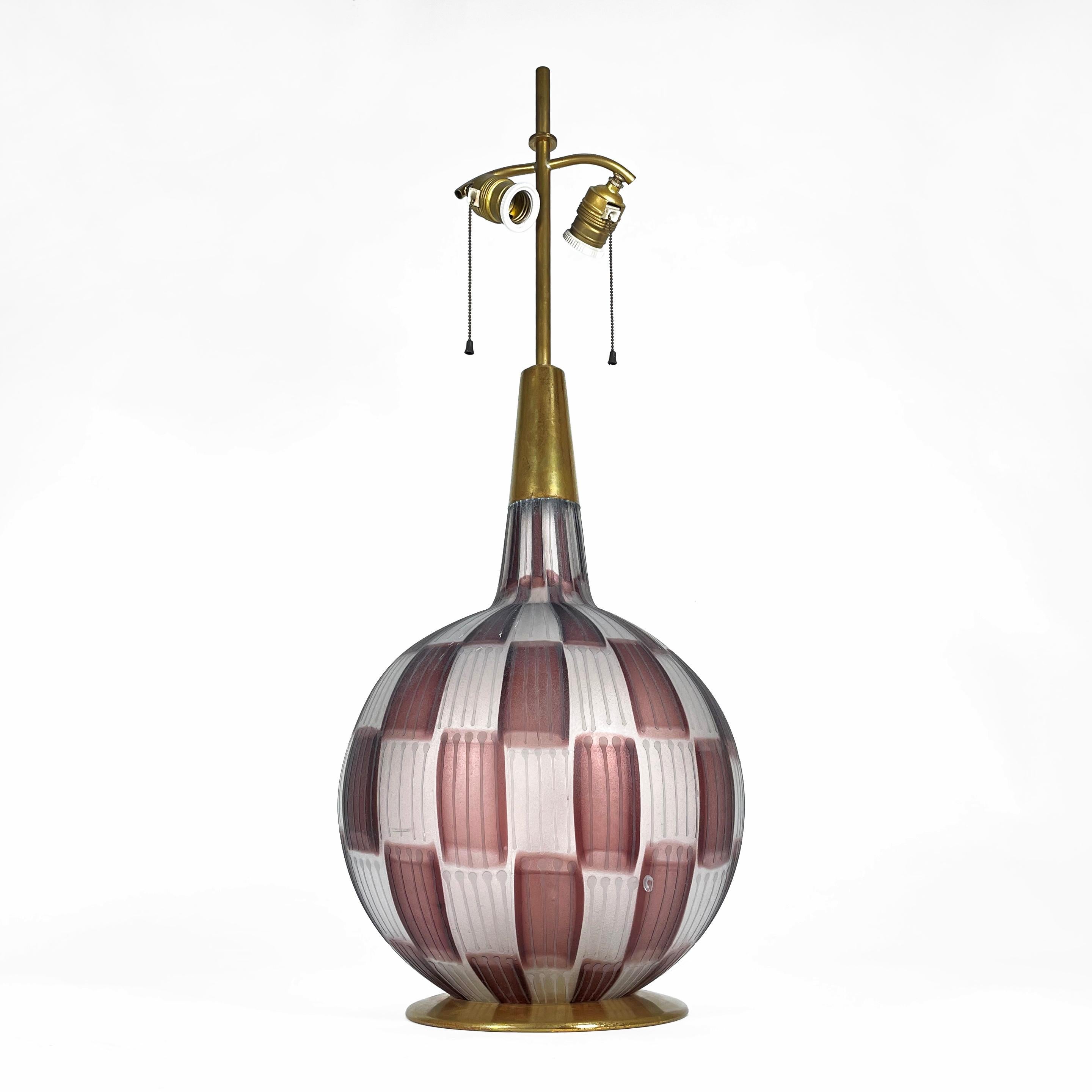 Magnifique et rare lampe de table italienne conçue par Design/One, produite par Stilnovo. Le verre soufflé à la bouche est l'œuvre du verrier renouvelé Barovier&Toso. 
Cette étonnante et grande lampe de table est le résultat d'une Collaboration