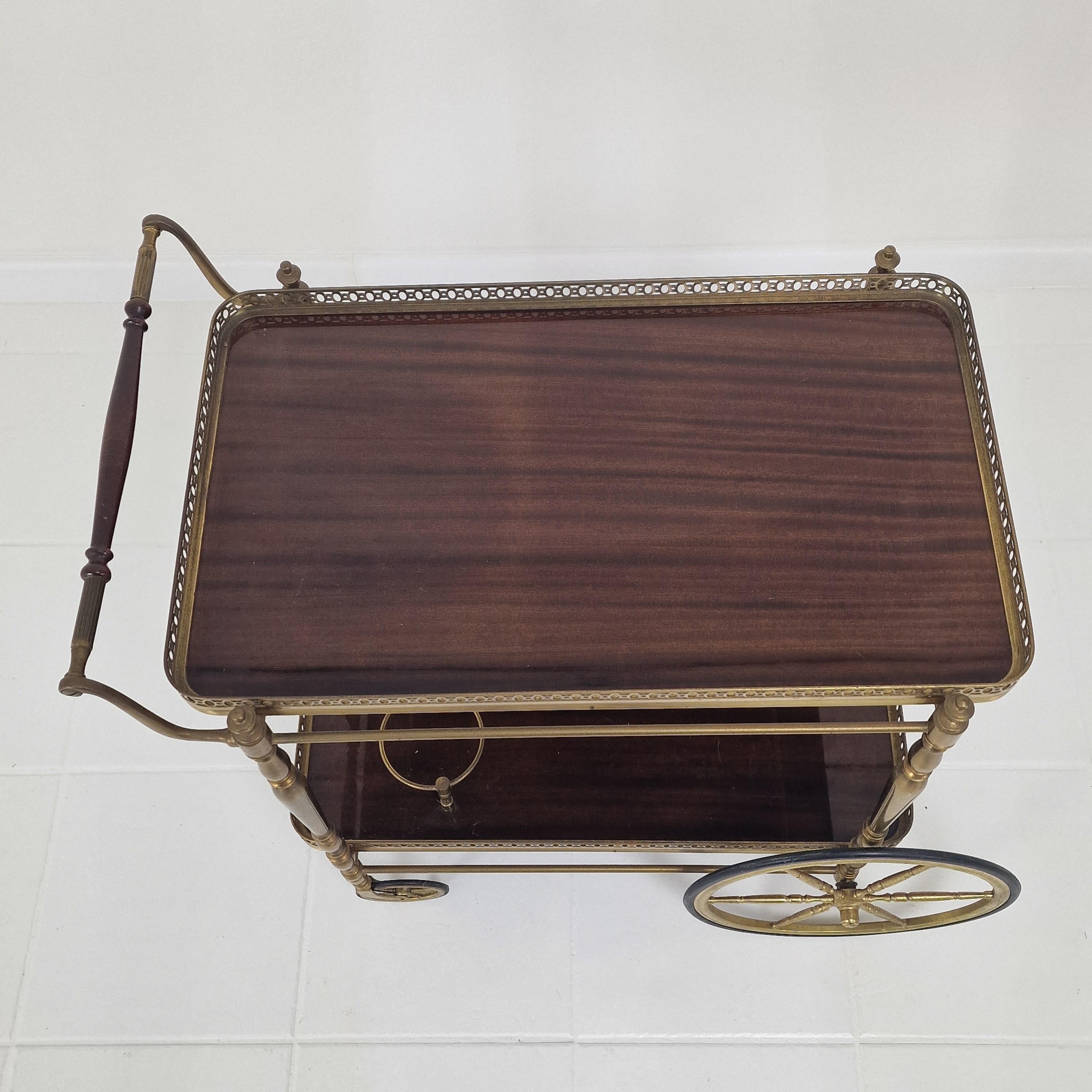 Chariot de thé ou de bar du milieu du siècle avec bois et laiton, France, années 1950 en vente 2