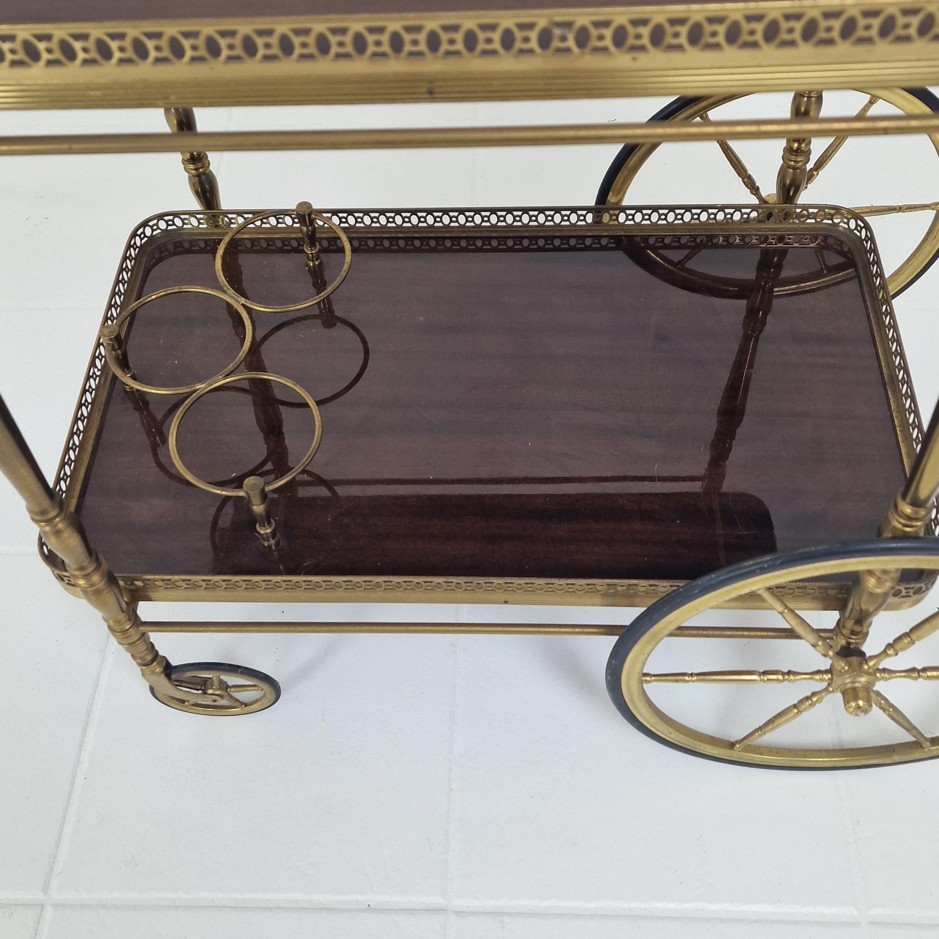 Chariot de thé ou de bar du milieu du siècle avec bois et laiton, France, années 1950 en vente 3