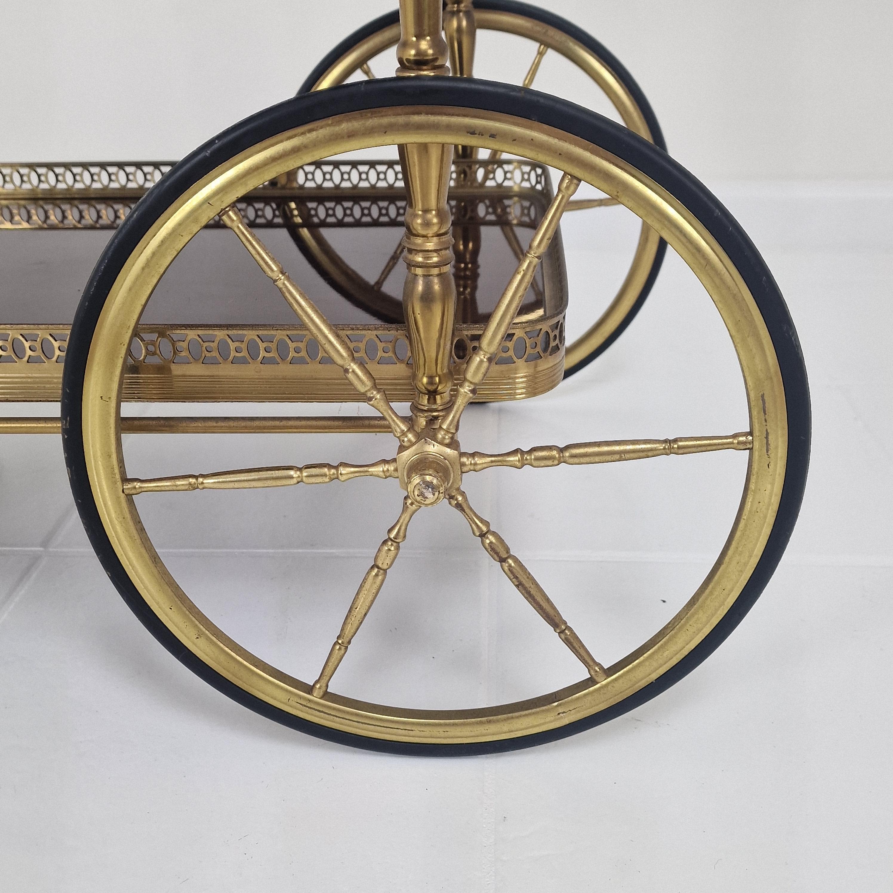 Chariot de thé ou de bar du milieu du siècle avec bois et laiton, France, années 1950 en vente 4