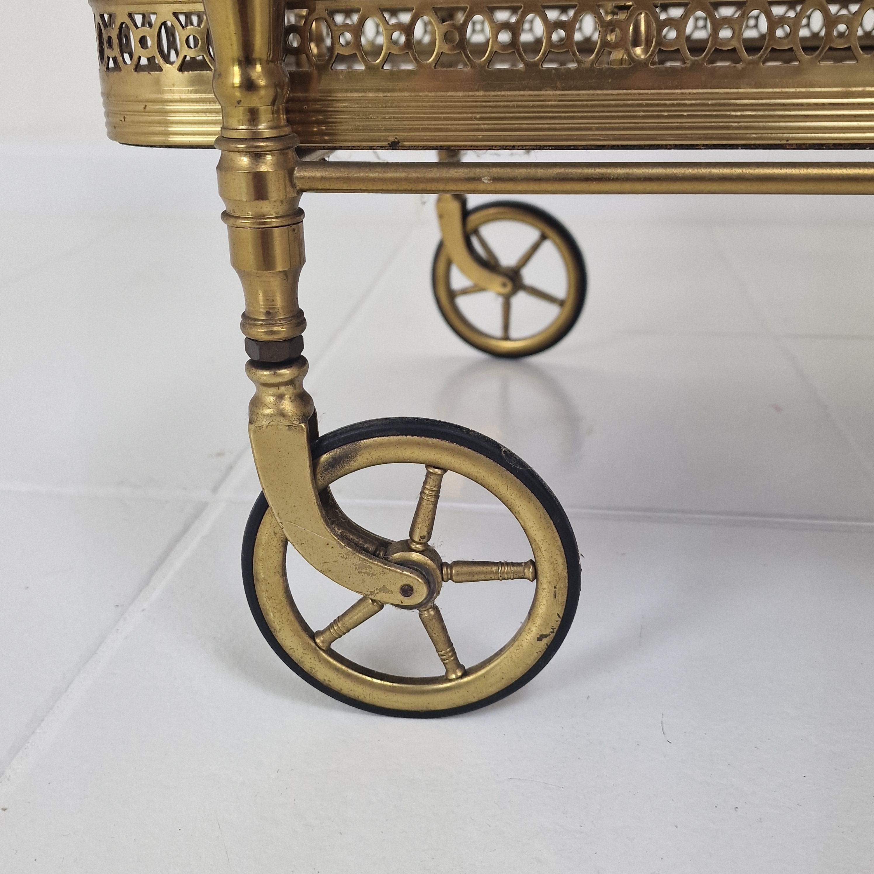 Chariot de thé ou de bar du milieu du siècle avec bois et laiton, France, années 1950 en vente 5