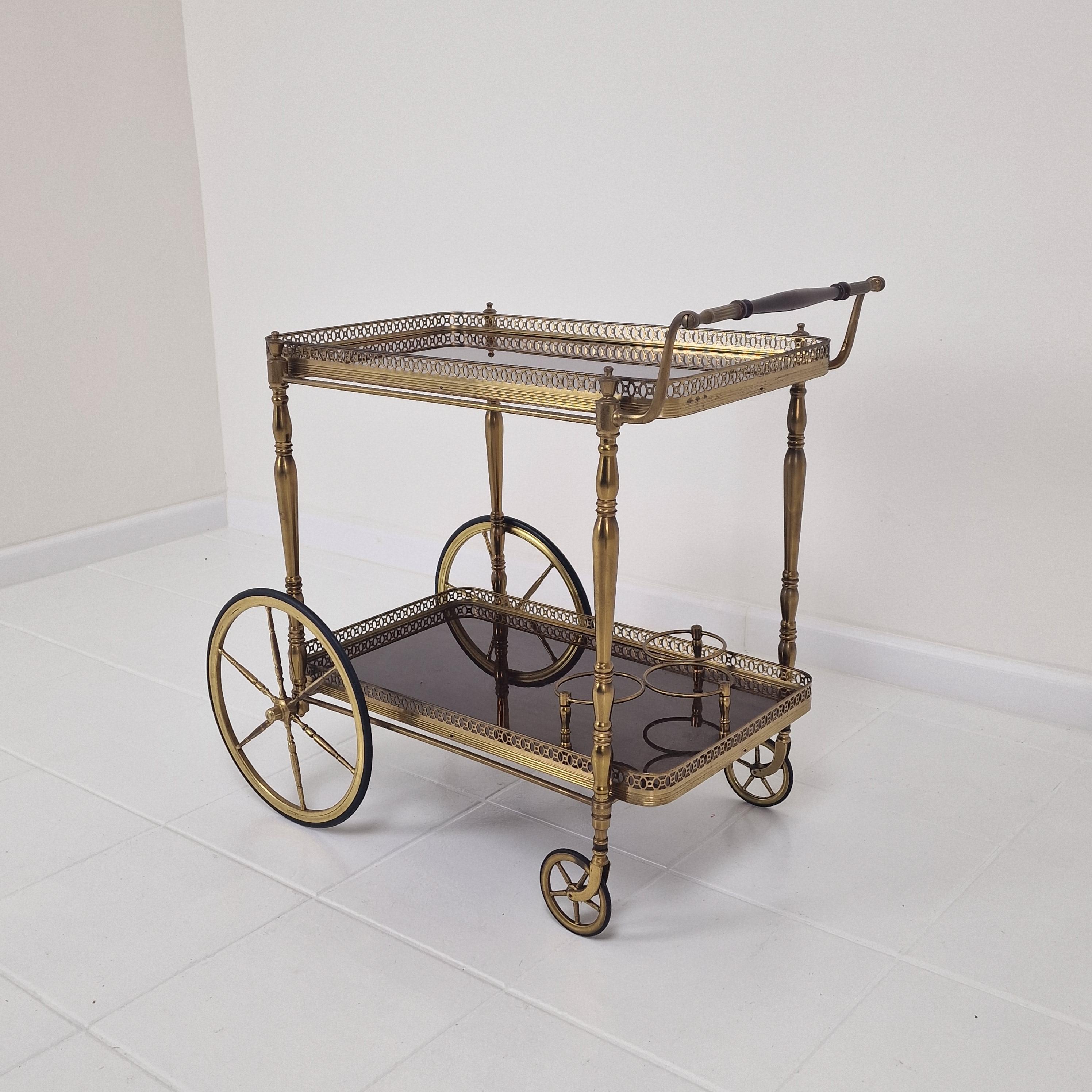 Romantique Chariot de thé ou de bar du milieu du siècle avec bois et laiton, France, années 1950 en vente