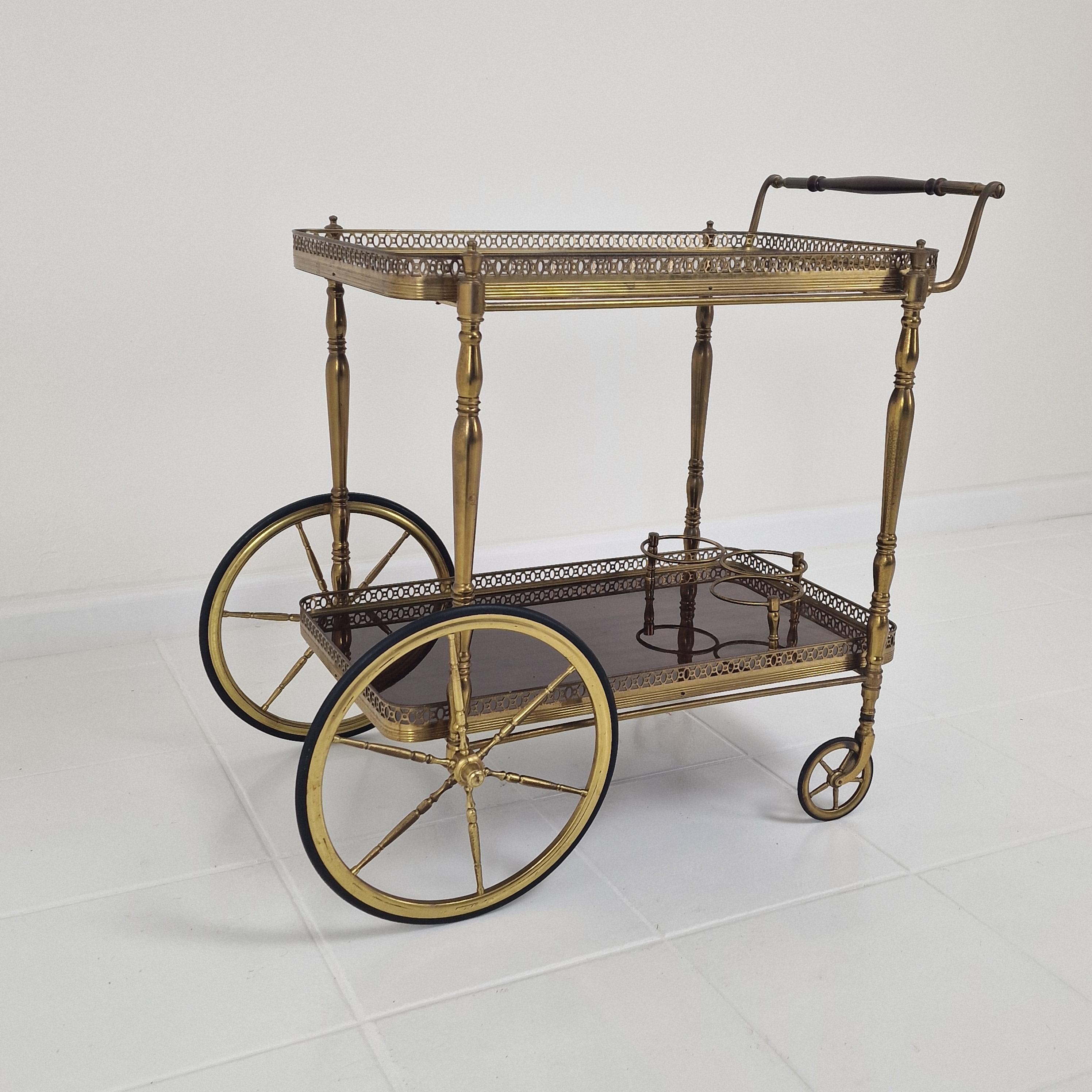 Français Chariot de thé ou de bar du milieu du siècle avec bois et laiton, France, années 1950 en vente