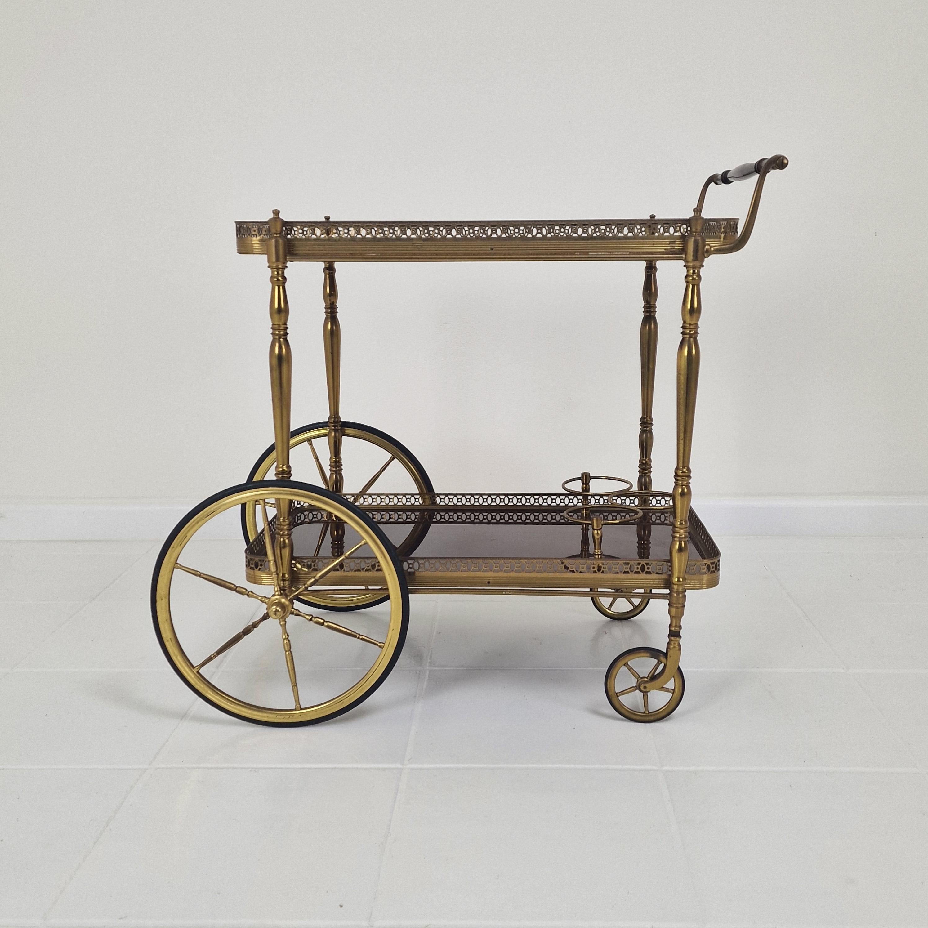 Fait main Chariot de thé ou de bar du milieu du siècle avec bois et laiton, France, années 1950 en vente