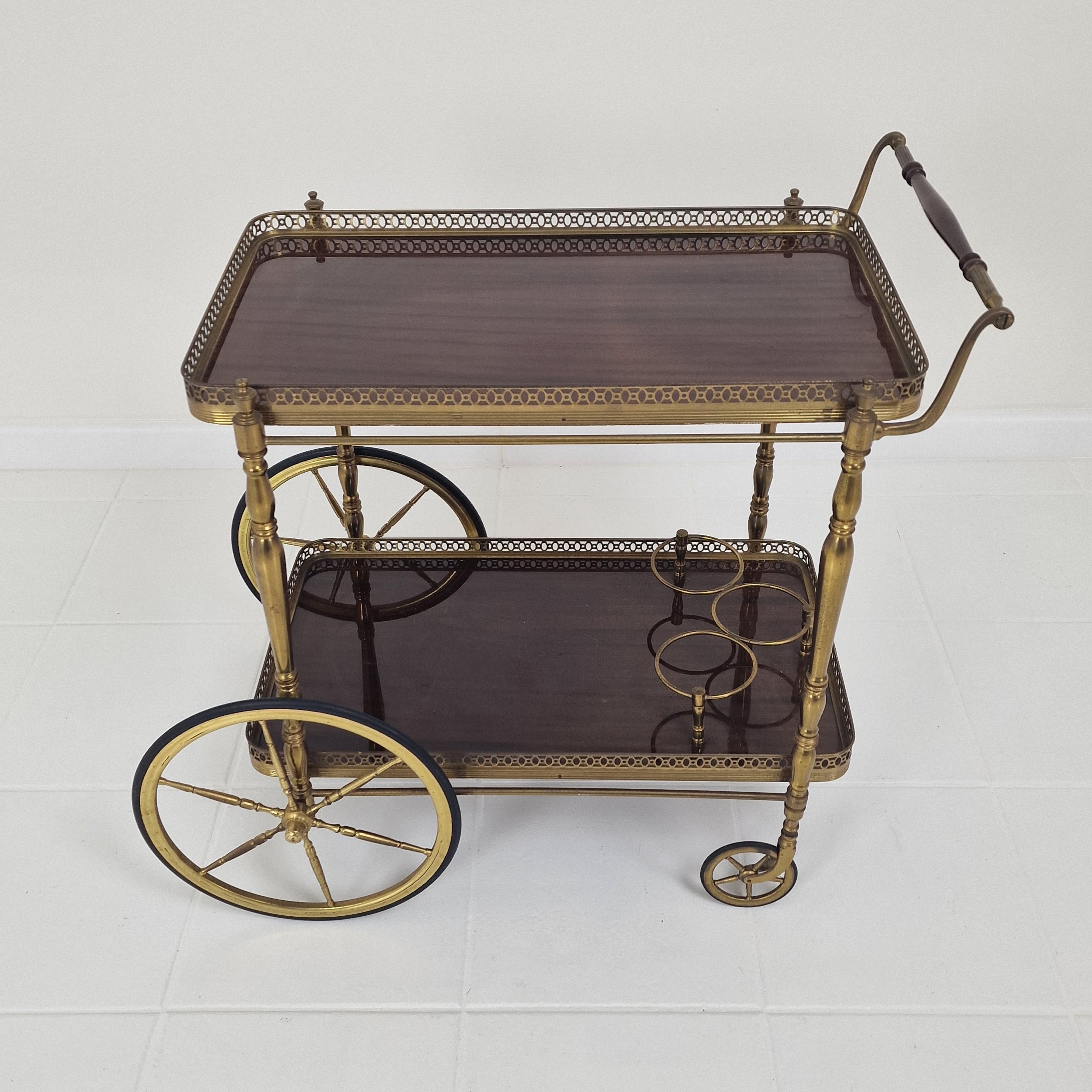 Chariot de thé ou de bar du milieu du siècle avec bois et laiton, France, années 1950 Bon état - En vente à Oud Beijerland, NL