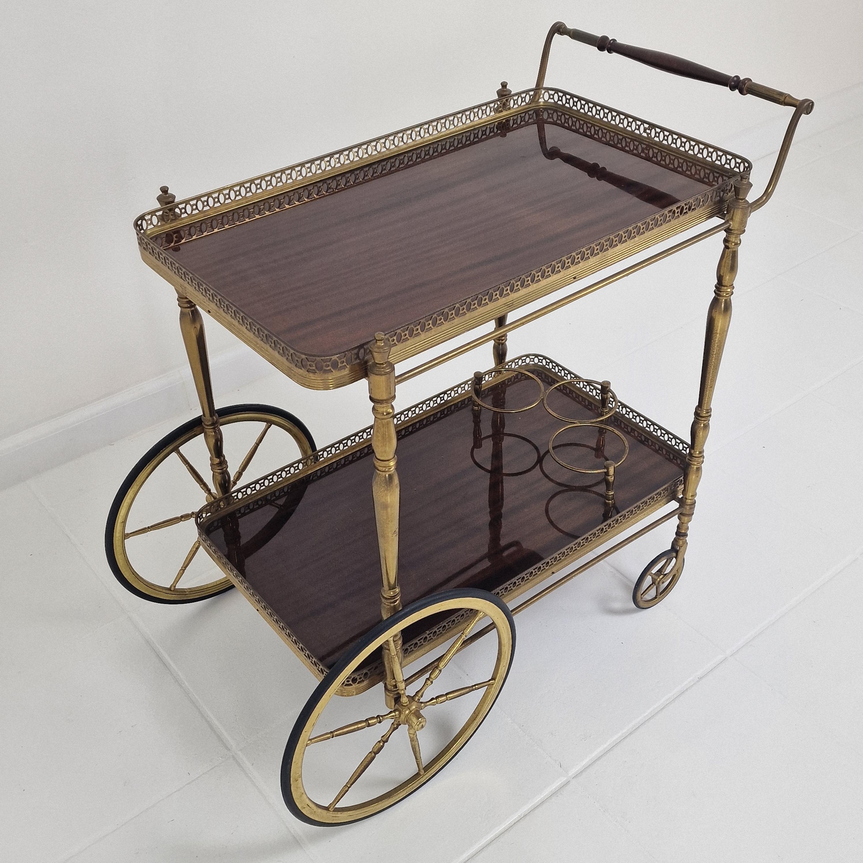 Laiton Chariot de thé ou de bar du milieu du siècle avec bois et laiton, France, années 1950 en vente