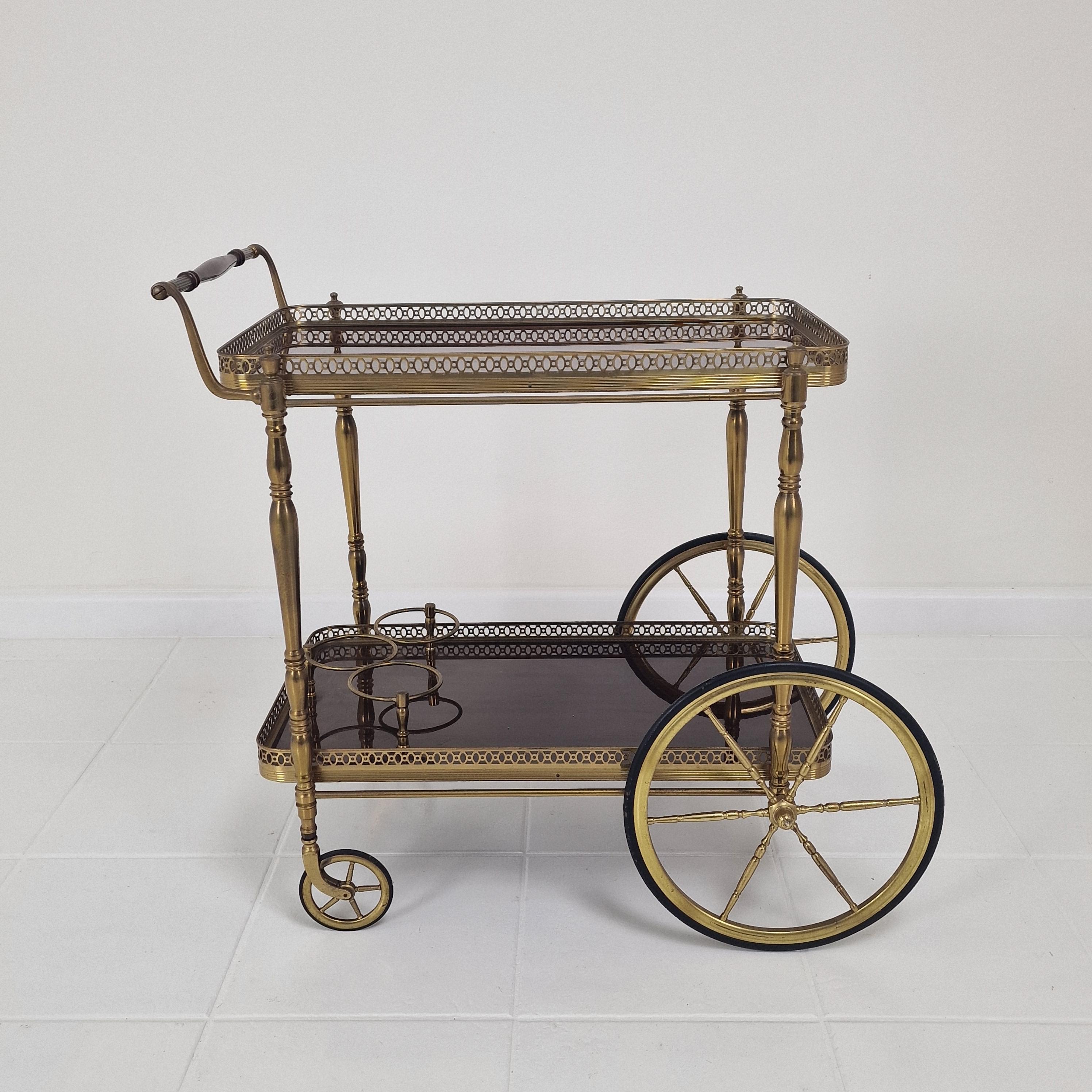 Chariot de thé ou de bar du milieu du siècle avec bois et laiton, France, années 1950 en vente 1