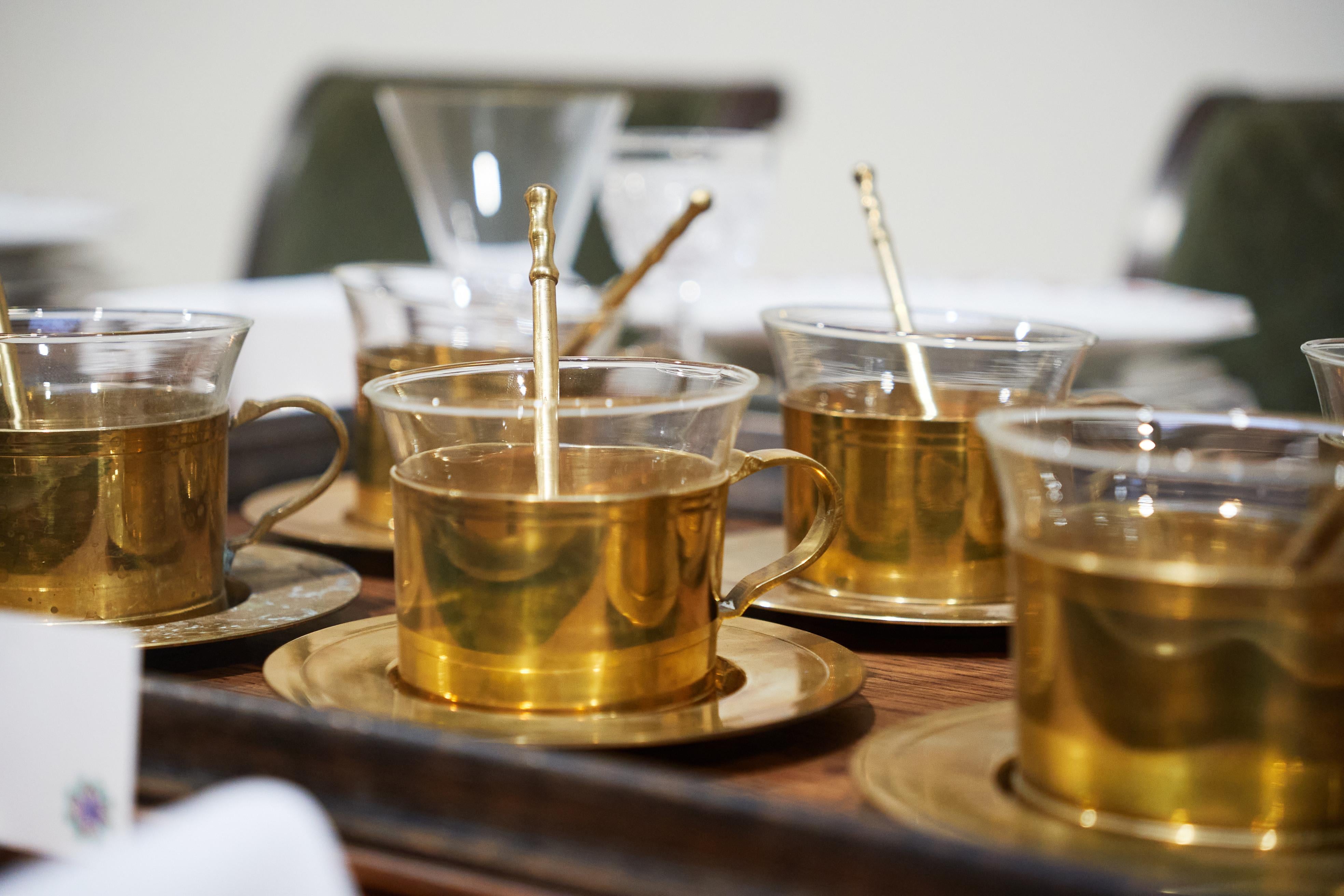 Mid Century Tea Set in Patinated Brass and Glass In Good Condition For Sale In Meer, VAN