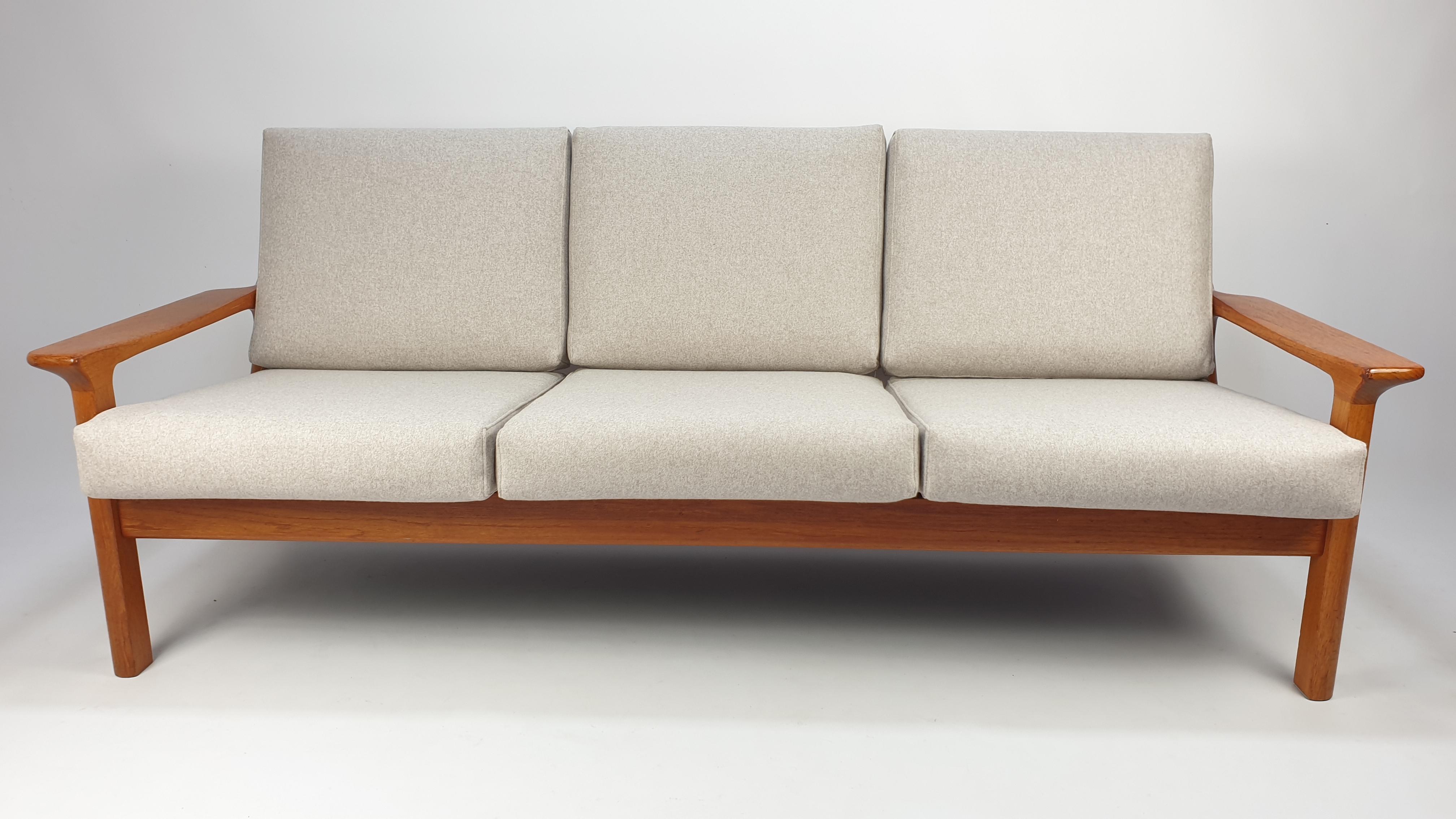 Elegant sofa designed by Juul Kristensen and manufactured in Denmark by Glostrup Møbelfabrik circa 1970s. 

A teak wood frame and sculpted armrests with organic shapes showing exceptional craftsmanship throughout the design. 

The seat and back