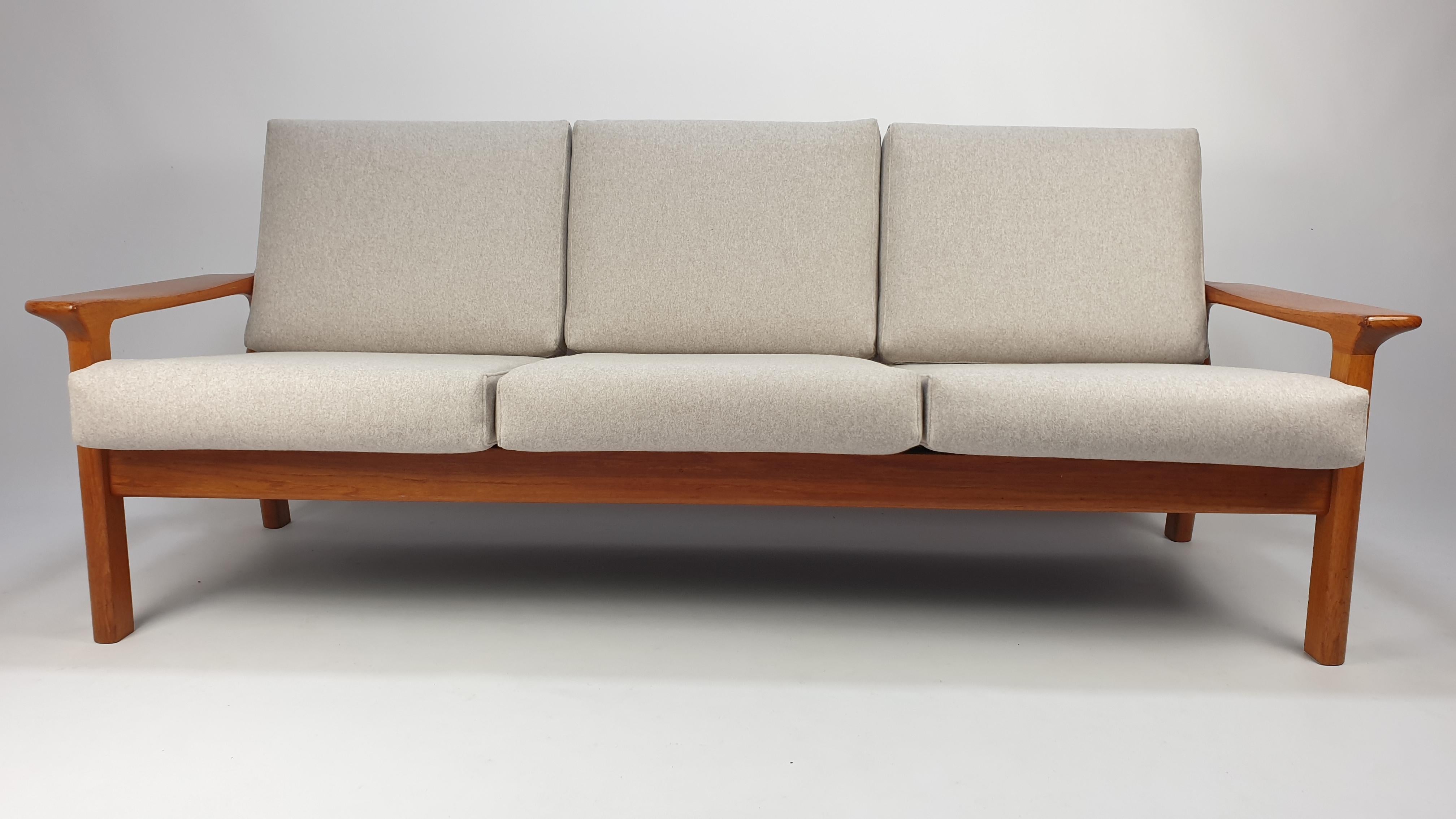 Mid Century 3-Sitzer-Sofa aus Teakholz von Juul Kristensen für Glostrup, 1970er Jahre (Moderne der Mitte des Jahrhunderts) im Angebot